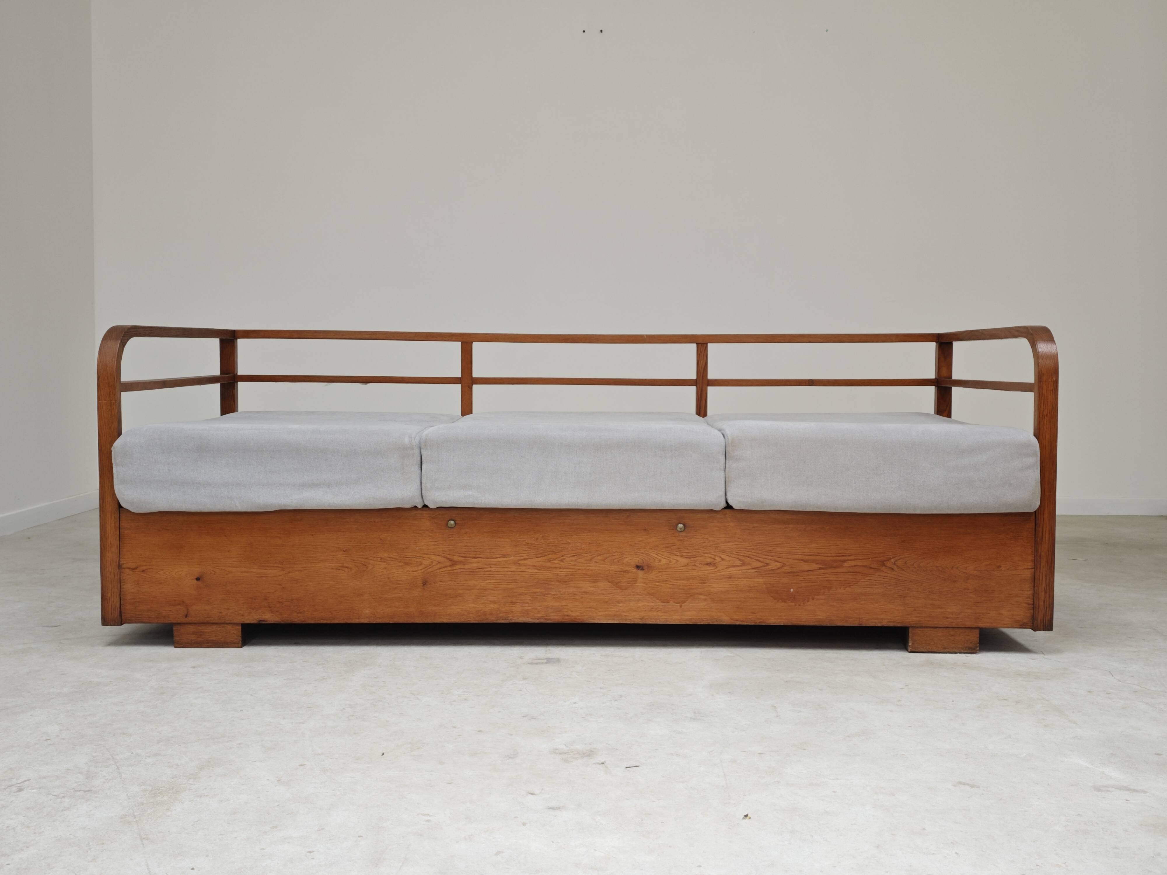 Art Deco sofa gray fabric Jindrich Halabala 1930