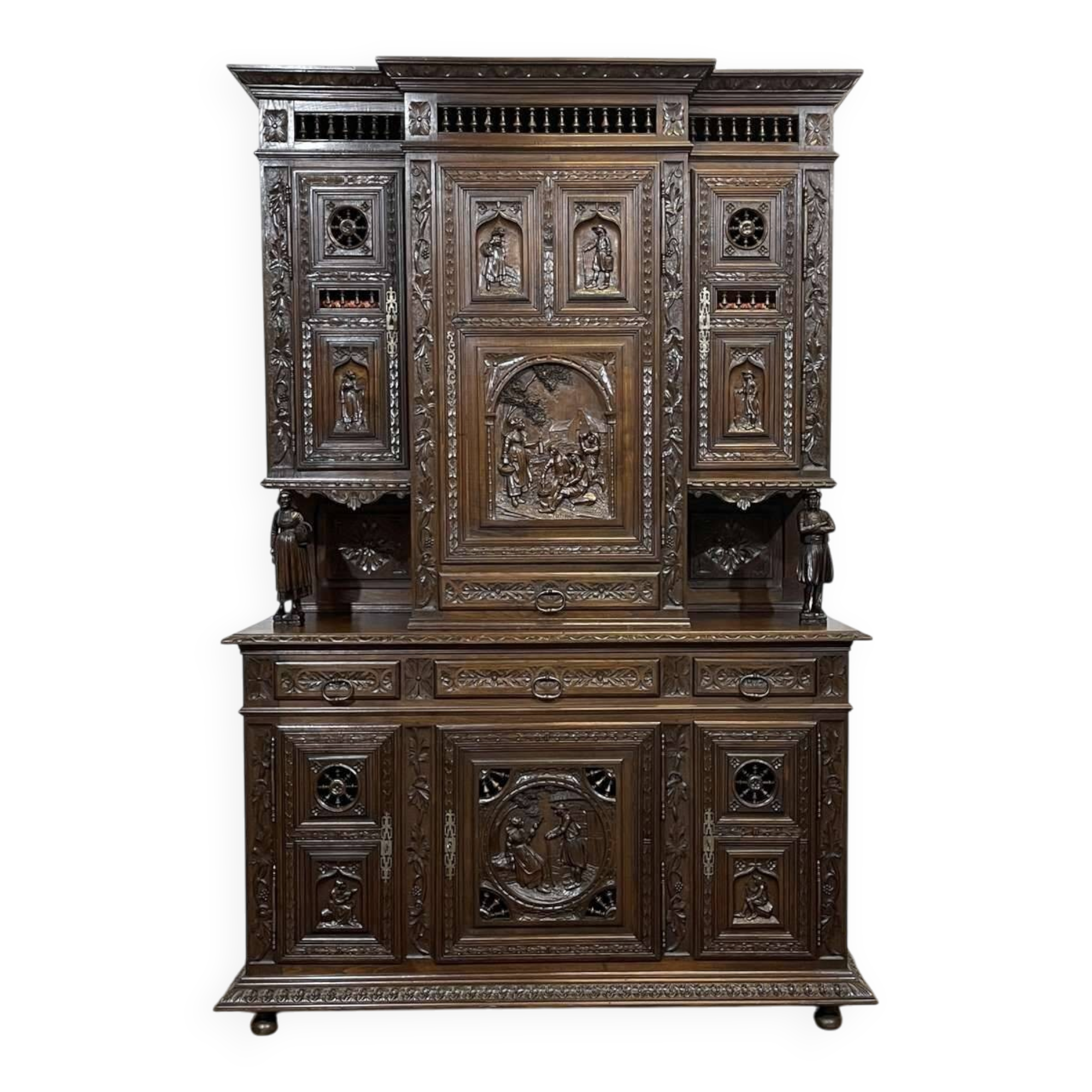 Buffet Breton 2 corps début XXème en châtaignier richement sculpté