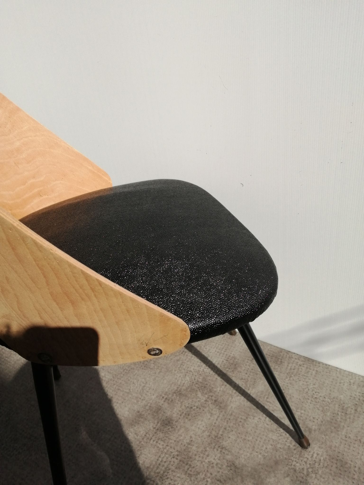 Paire de chaises tonneau bois et skai vintage 1960