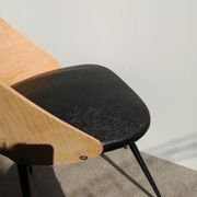 Paire de chaises tonneau bois et skai vintage 1960