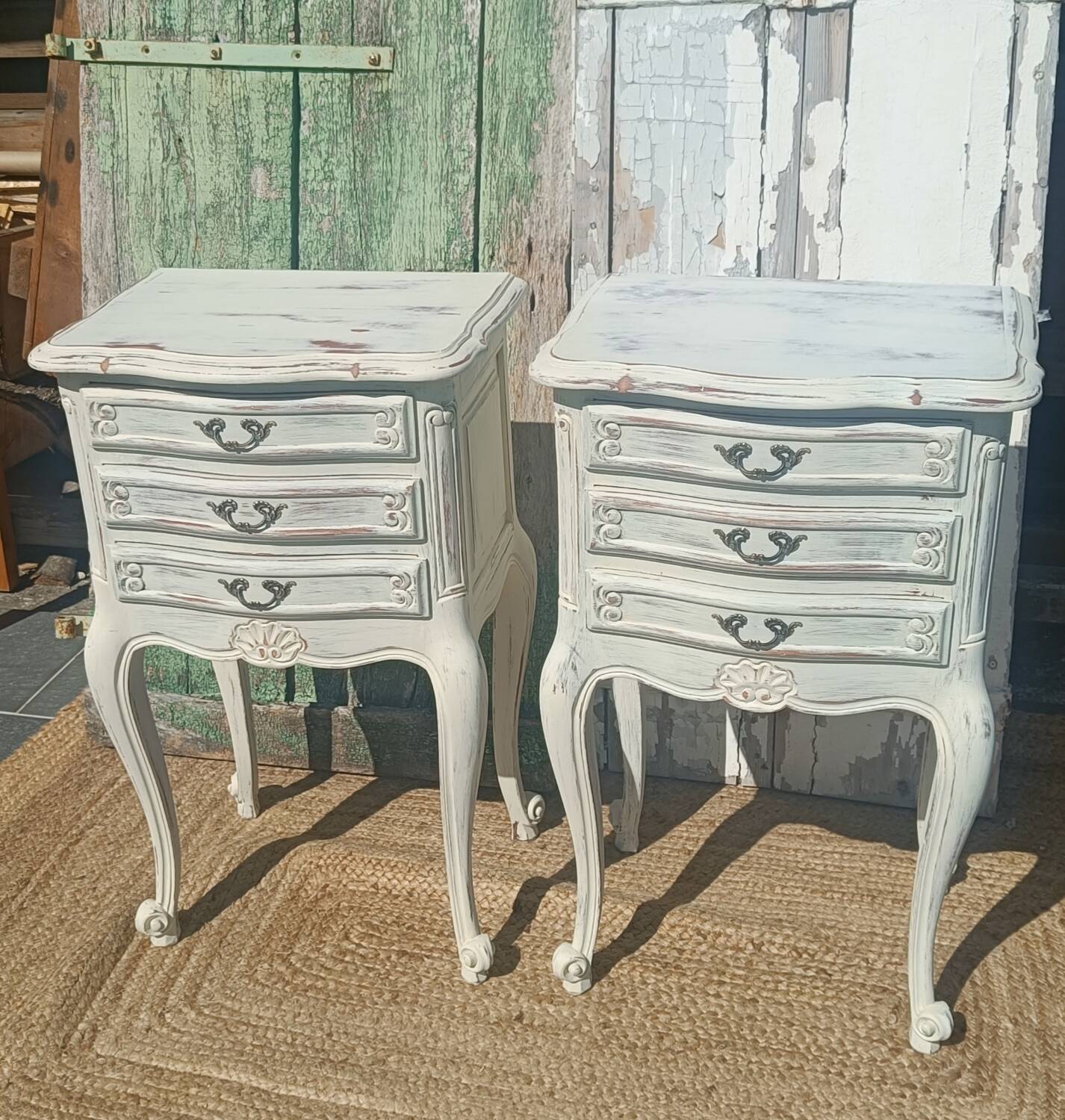 Paire de chevets style Louis XV patinés