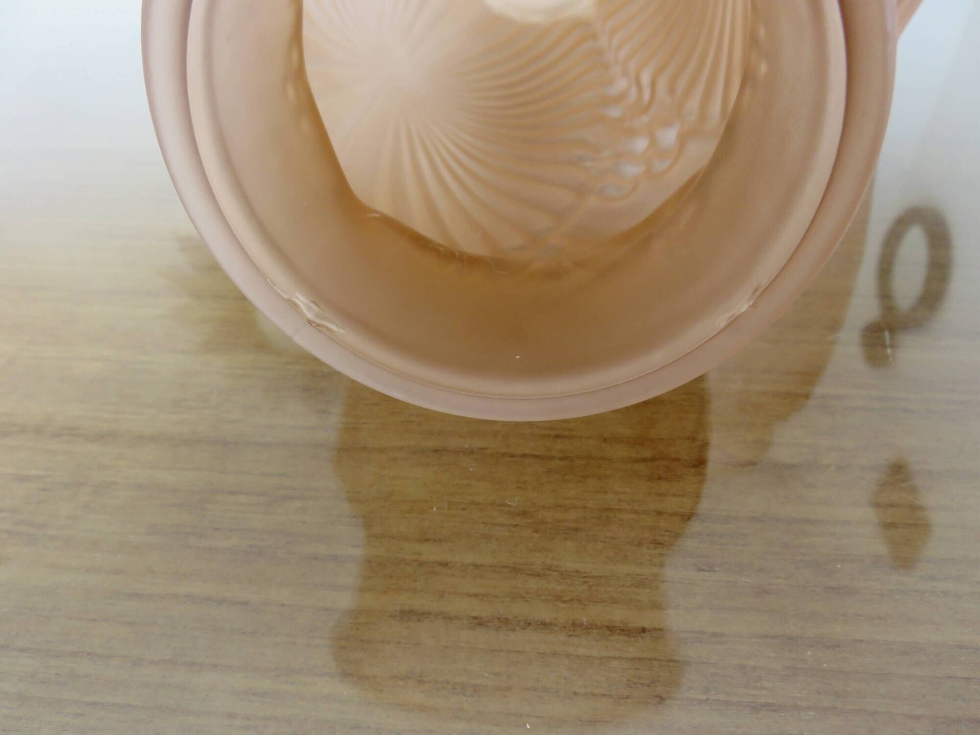 Pair of Art Deco vases in moulded pink glass, signed Souchon Neuvesel, 1940.