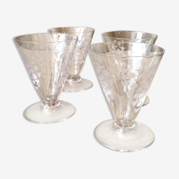 Suite de 4 verres a liqueur goutte des annees 1950 1960 en verre