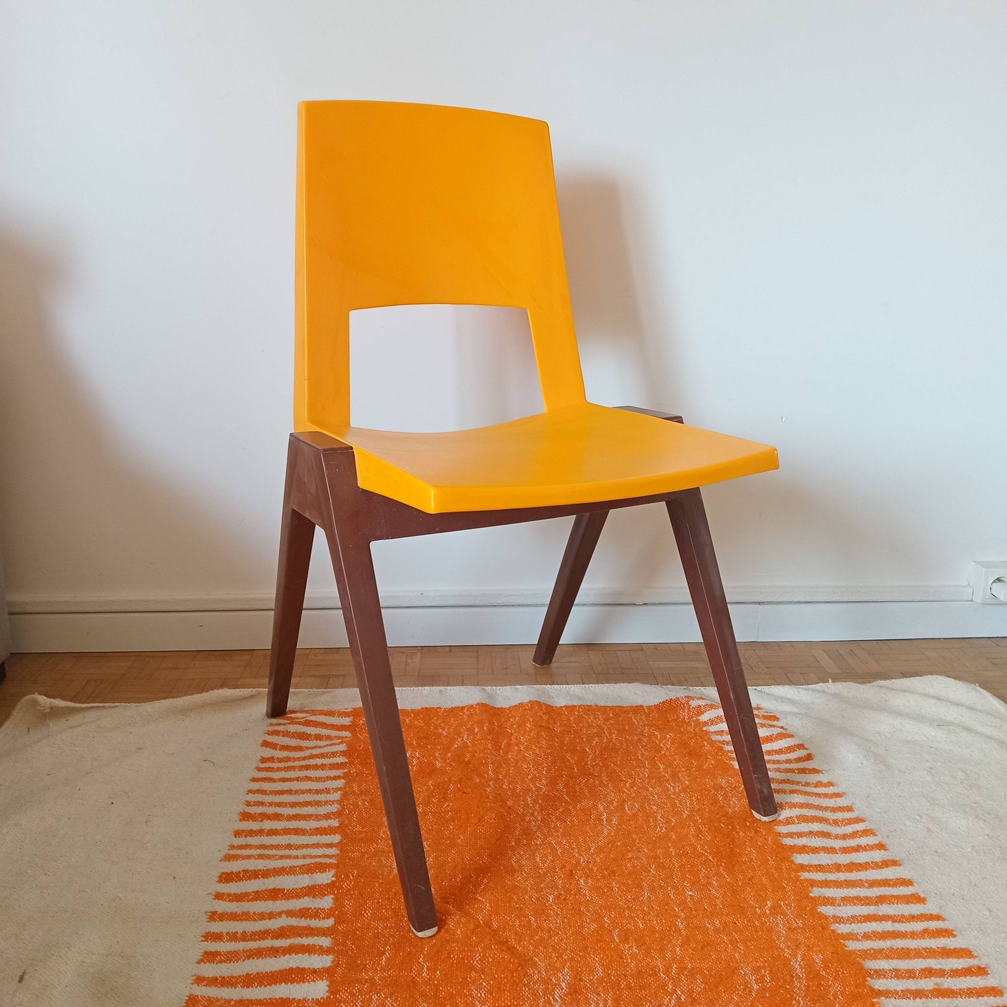 Set of 4 vintage chairs from the 70s – Stamp brand, model 01 Nurieux