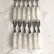 12 fourchettes à dessert manche plastique nacré blanc