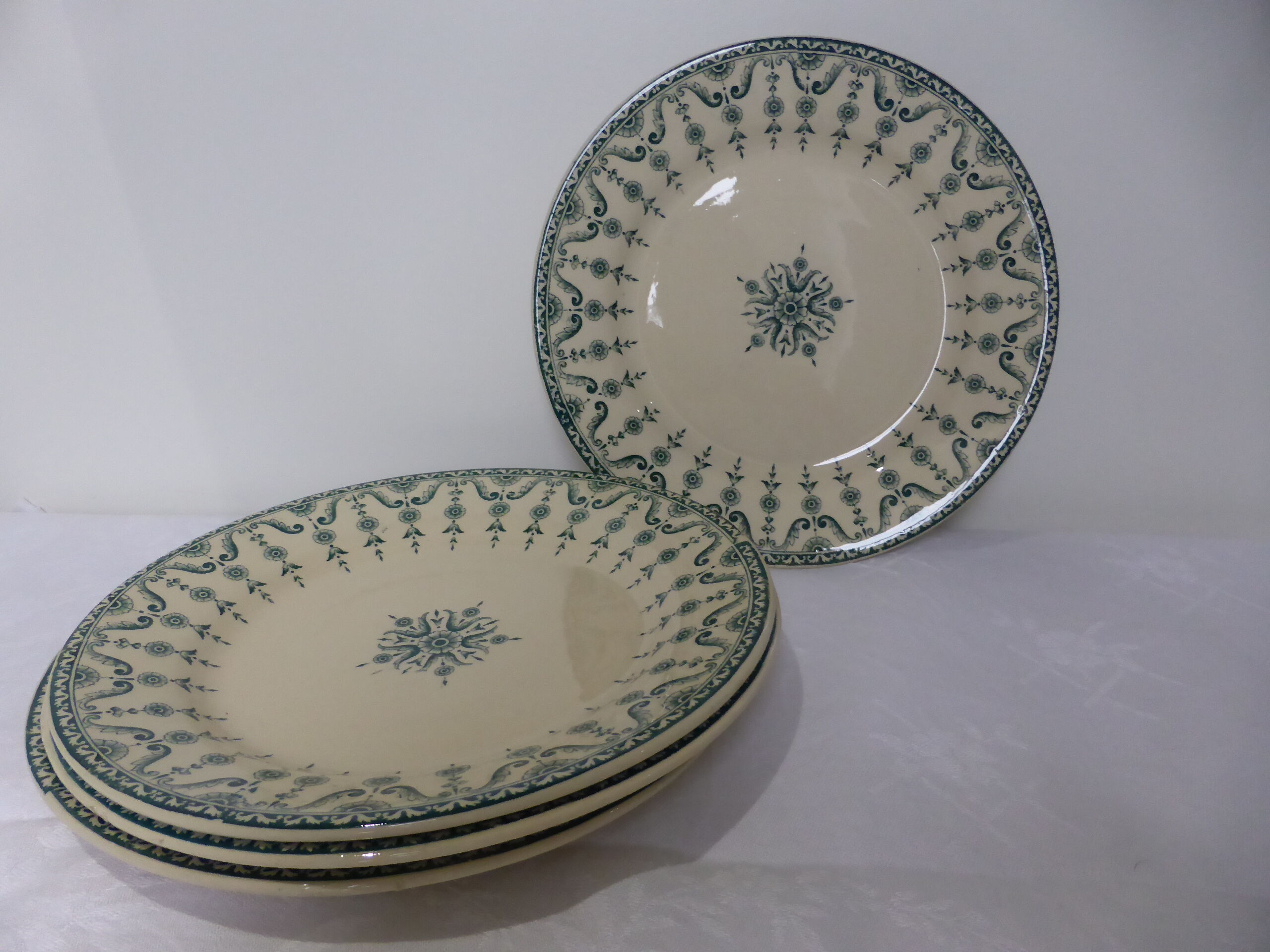 4 flat plates in iron earth from Gien Florentine model 211203