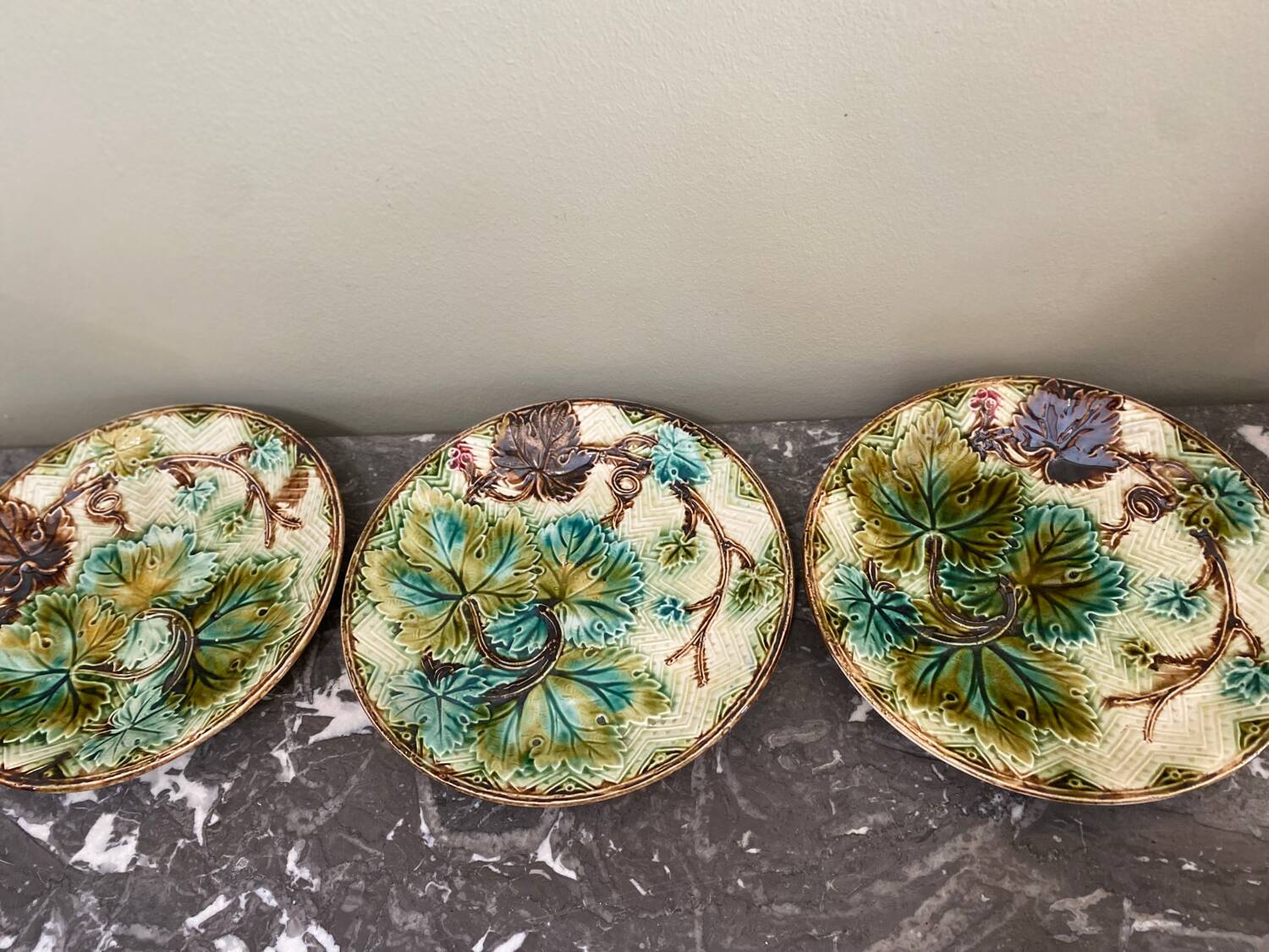 3 assiettes en barbotine