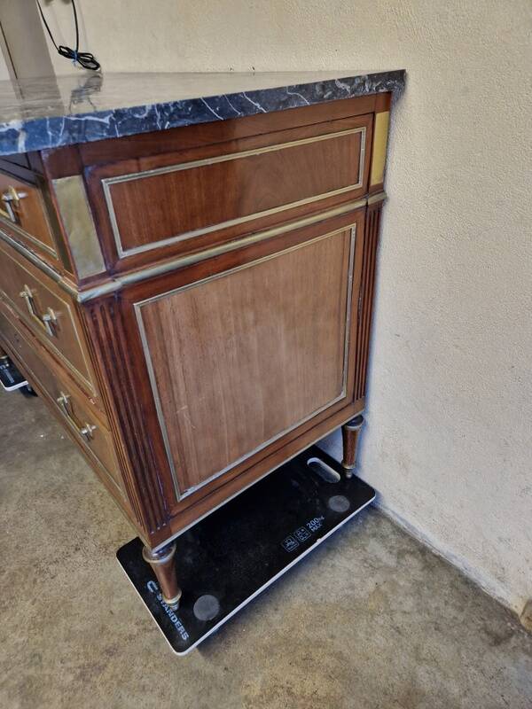 Mahogany commode with mahogany veneer from the Louis XVI period - late 18th century.