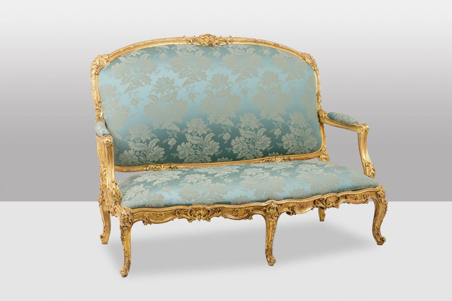 Salon de style Louis XV à chassis en bois doré. Circa 1880.