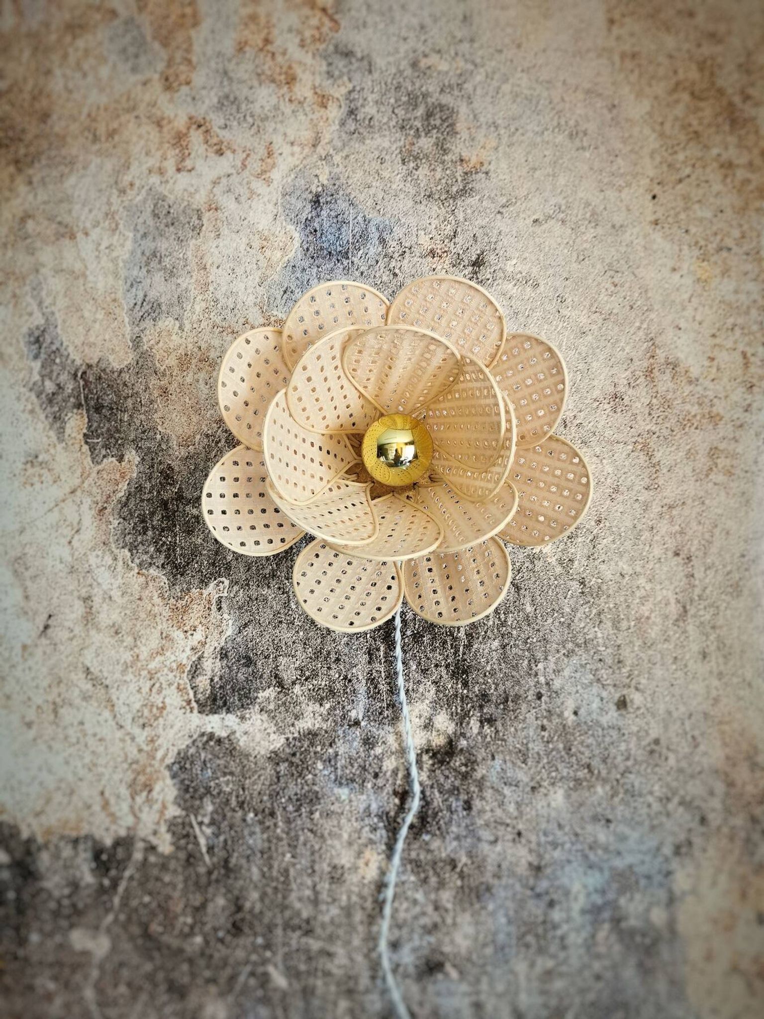 Applique murale fleur composée de pétales en rotin et broderie nude