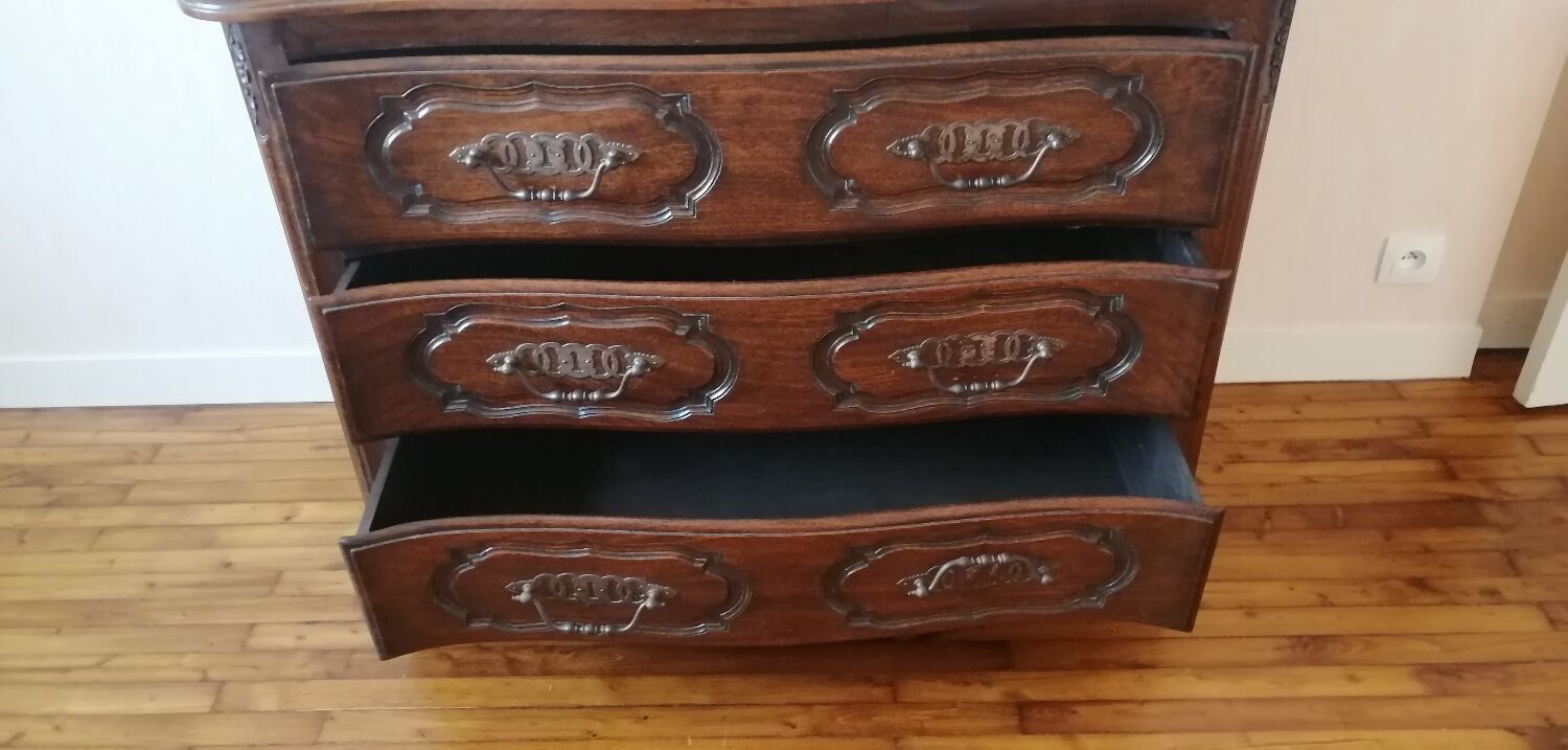 Oak chest of drawers