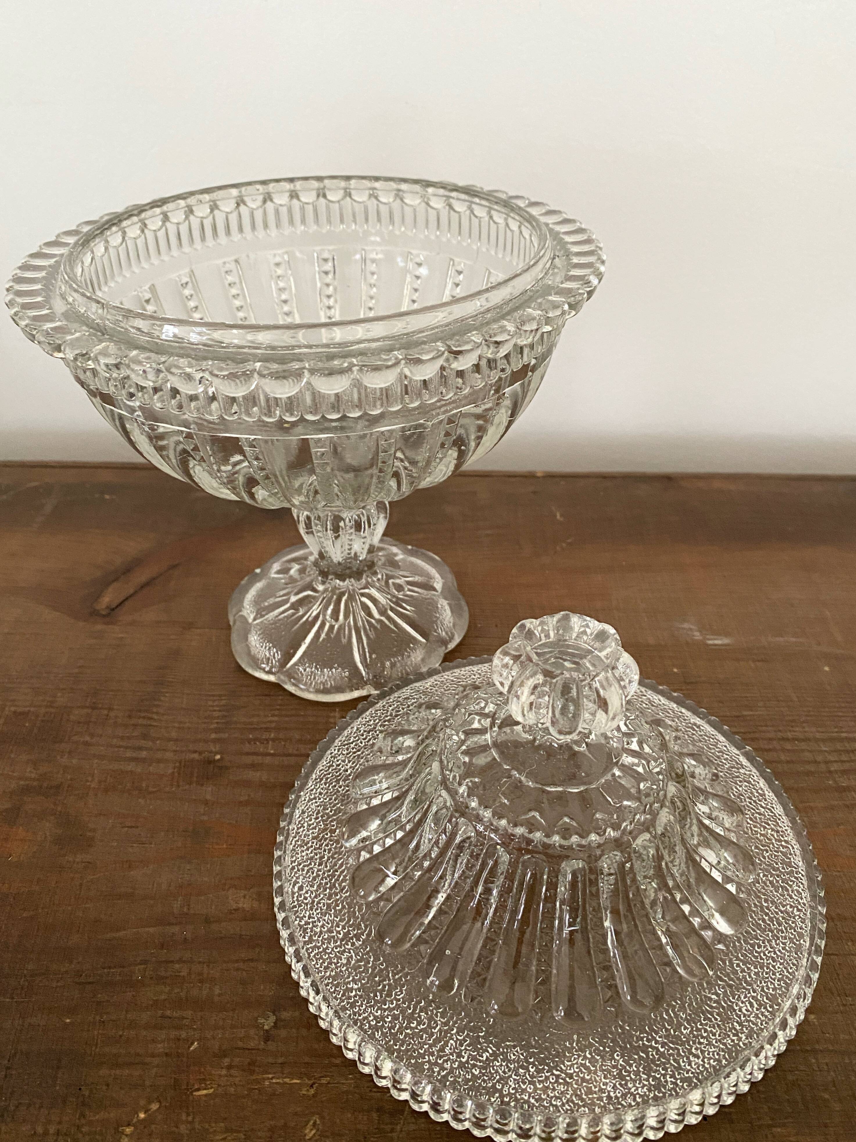 Bonbonniere, drageoire, sugar bowl in vintage molded and cut crystal