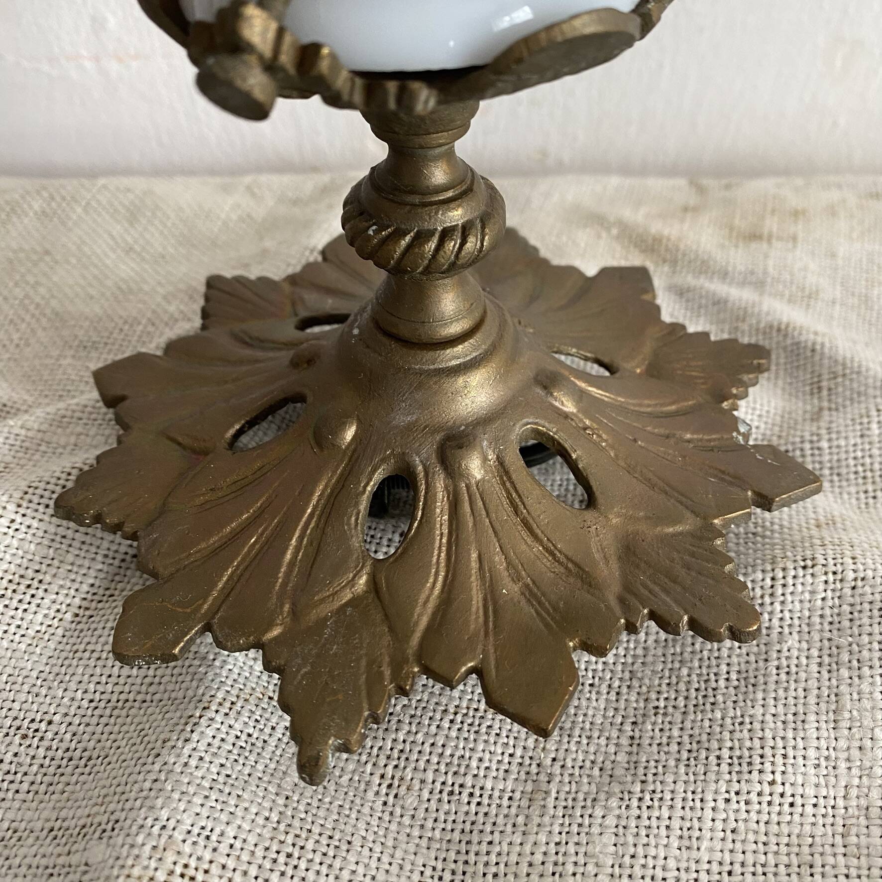 Ancien plafonnier opaline dentelée