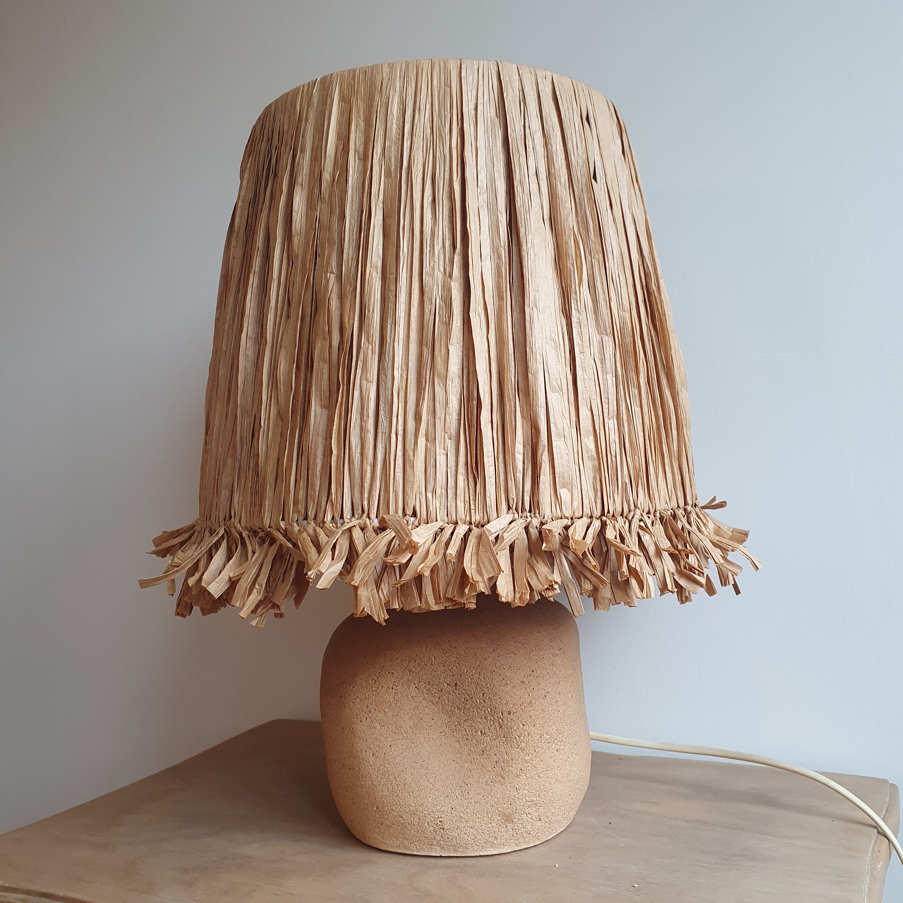 Lampe en pierre et raphia