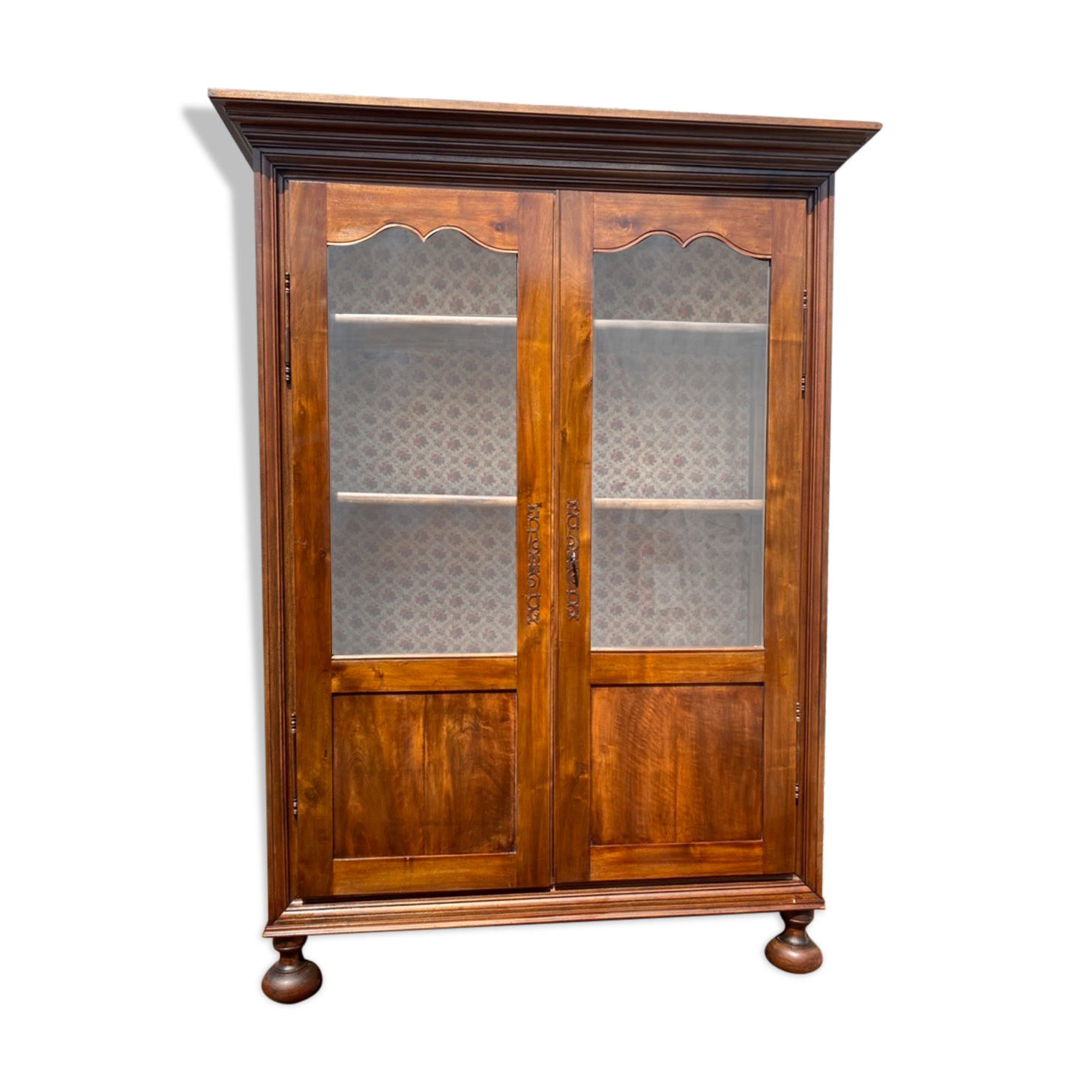 Vitrine en noyer d’époque restauration XIX eme siècle