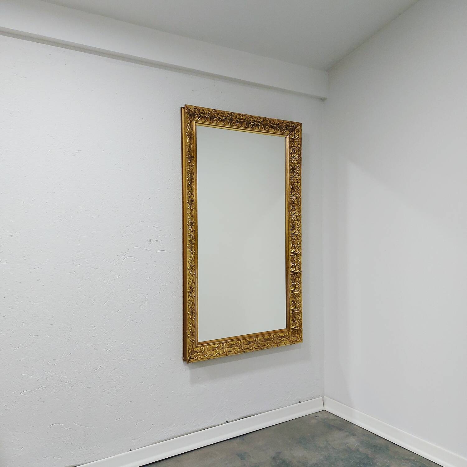 Grand miroir mural vintage sculpté et doré 1970