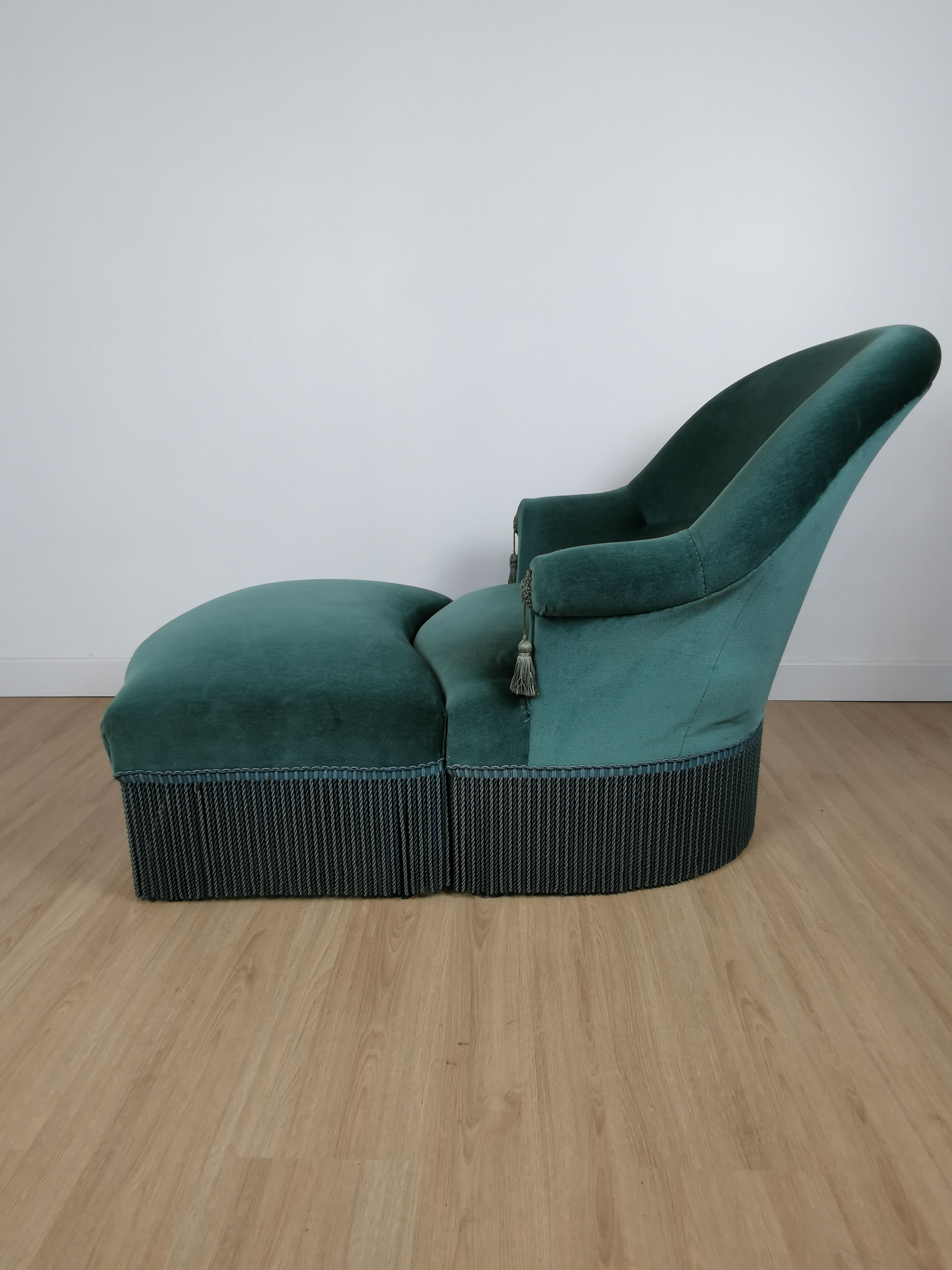 Toad armchair with footrest