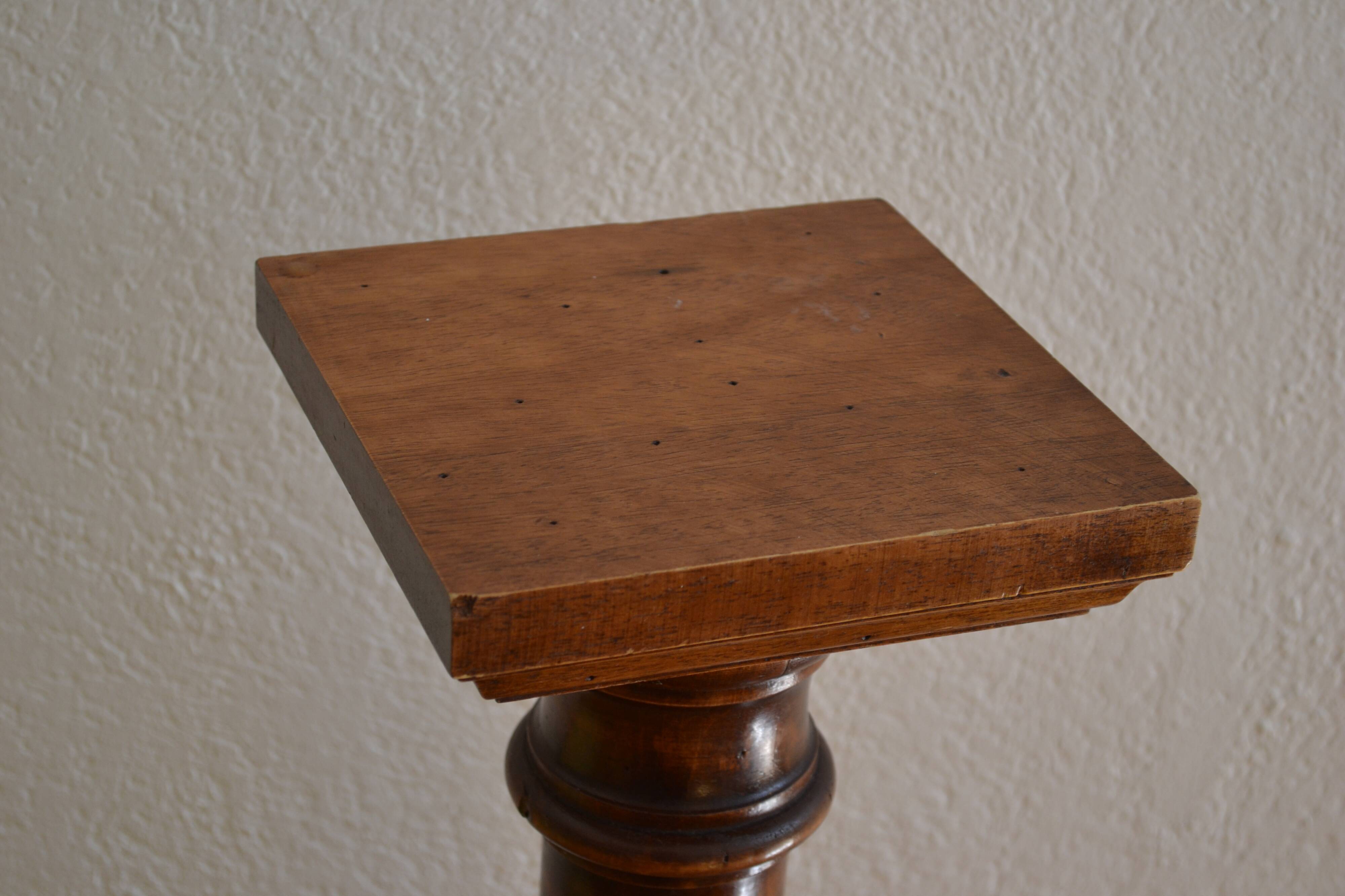 Wooden column pedestal in Louis XVI style, height: 93 cm.