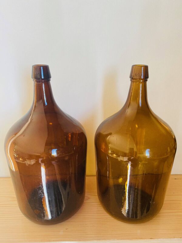 Duo de dame-jeanne en verre ambré