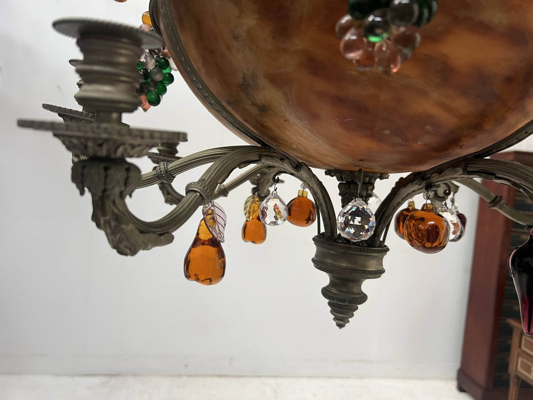 Napoleon III chandelier in bronze and alabaster with eight light arms, 19th century.