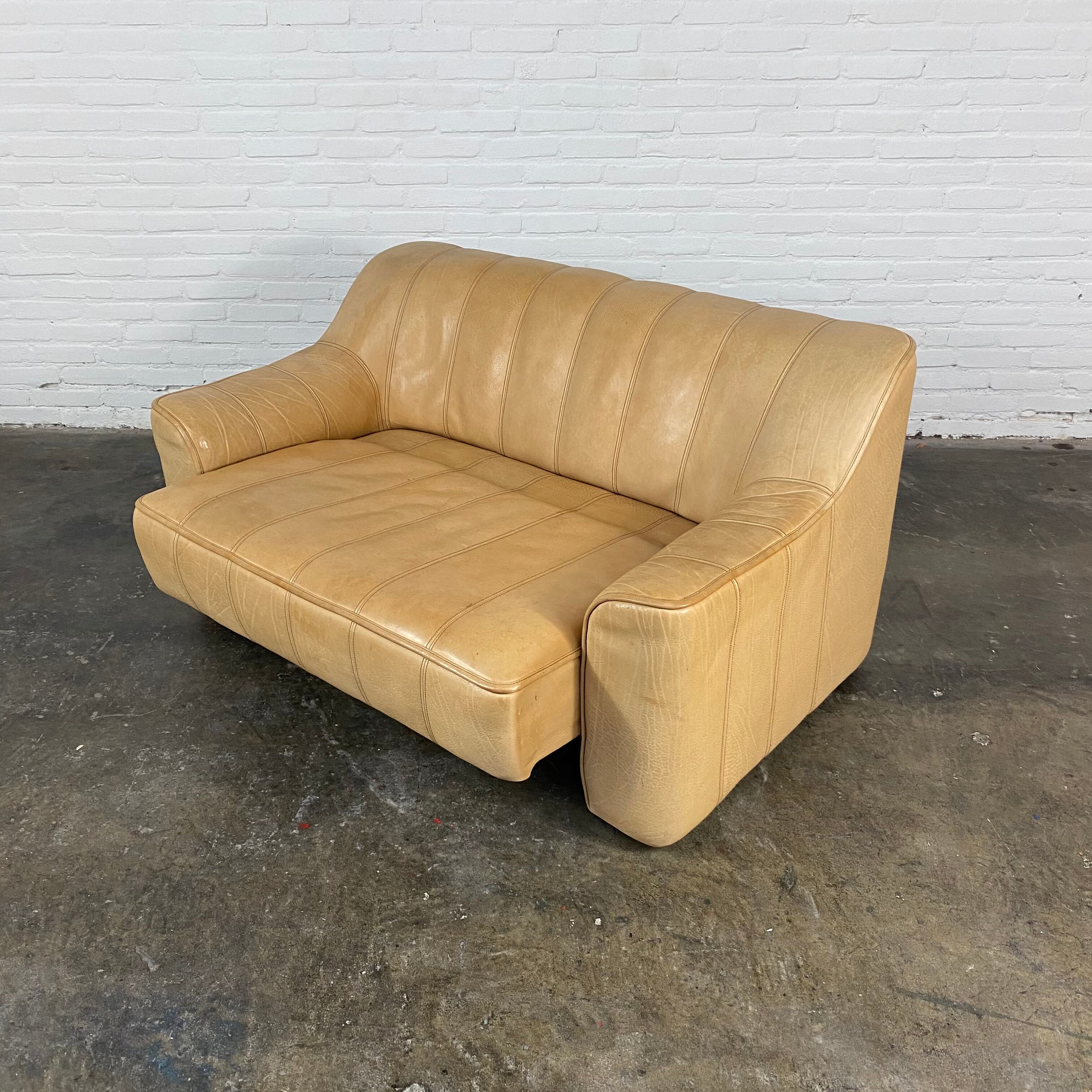 Swiss extendable 2-seater camel leather DeSede DS-44, 1970s.
