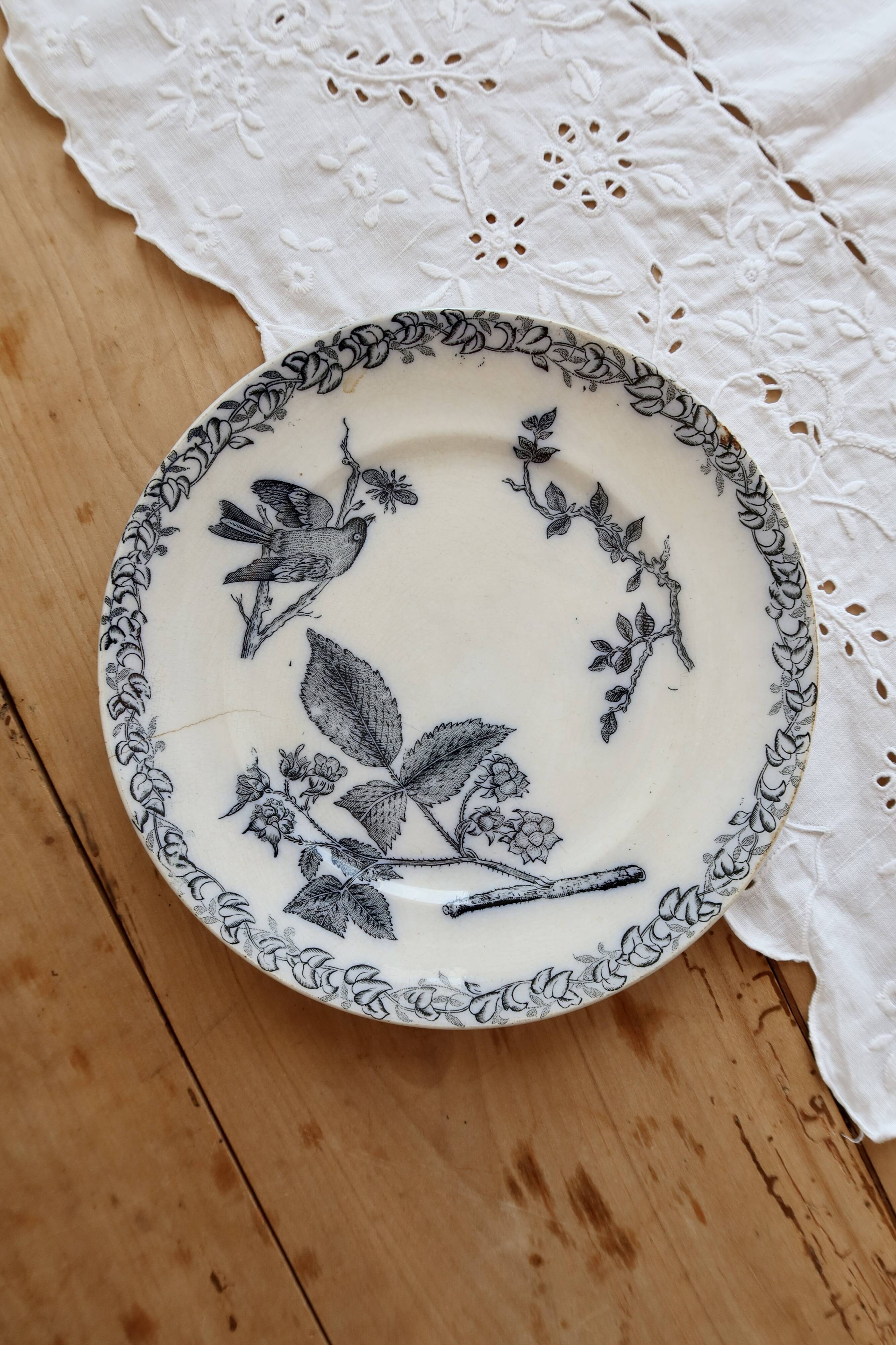 Assiette plate ancienne terre de fer - Onnaing - Décor végétal