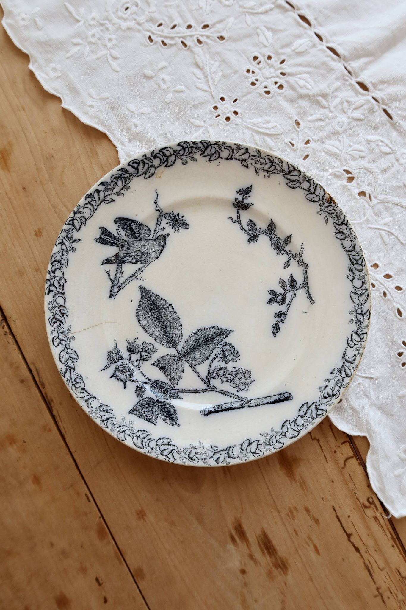 Assiette plate ancienne terre de fer - Onnaing - Décor végétal