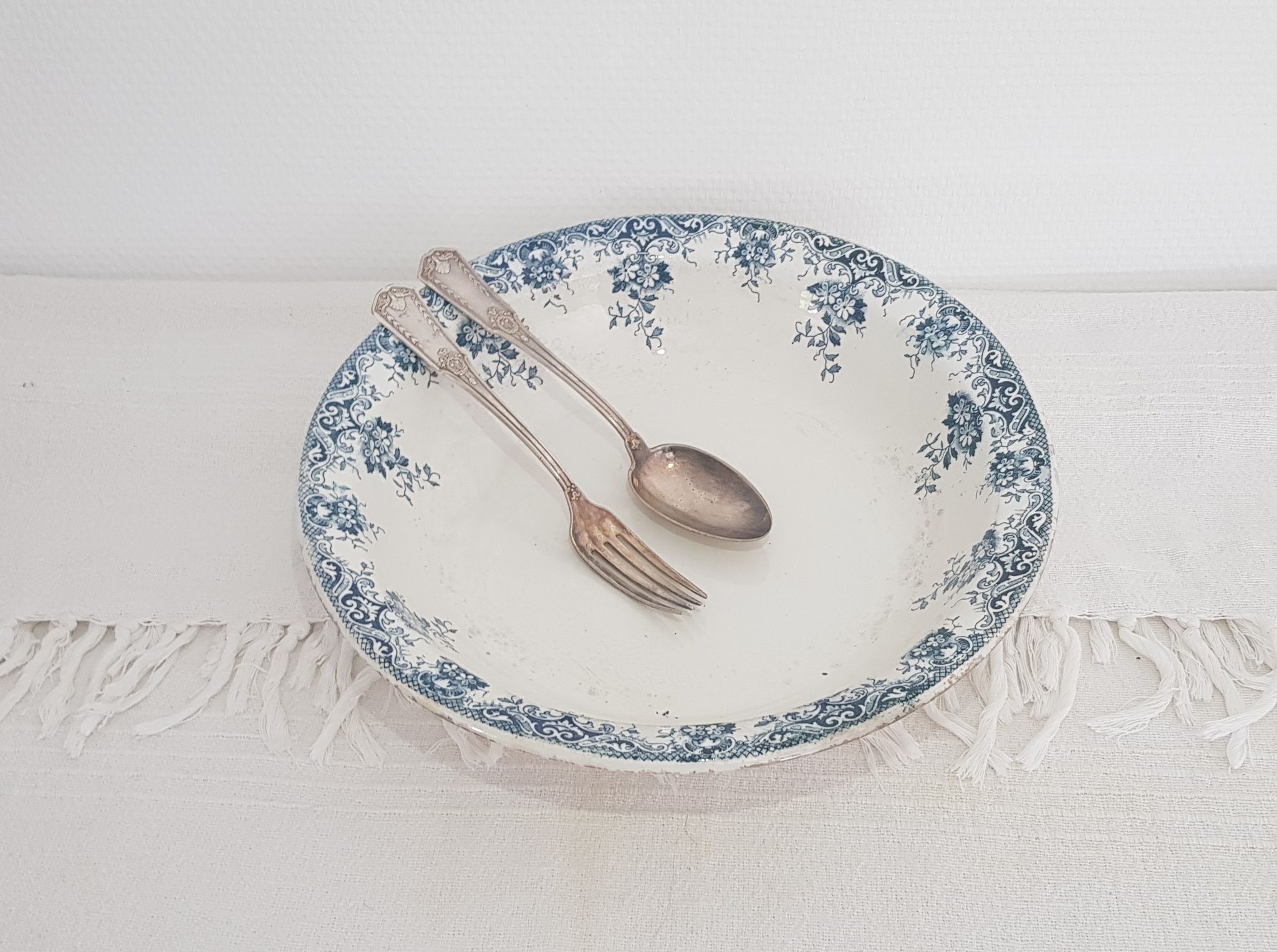 Plat creux en faïence de St Amand et Hamage modèle Primevère, terre de fer.