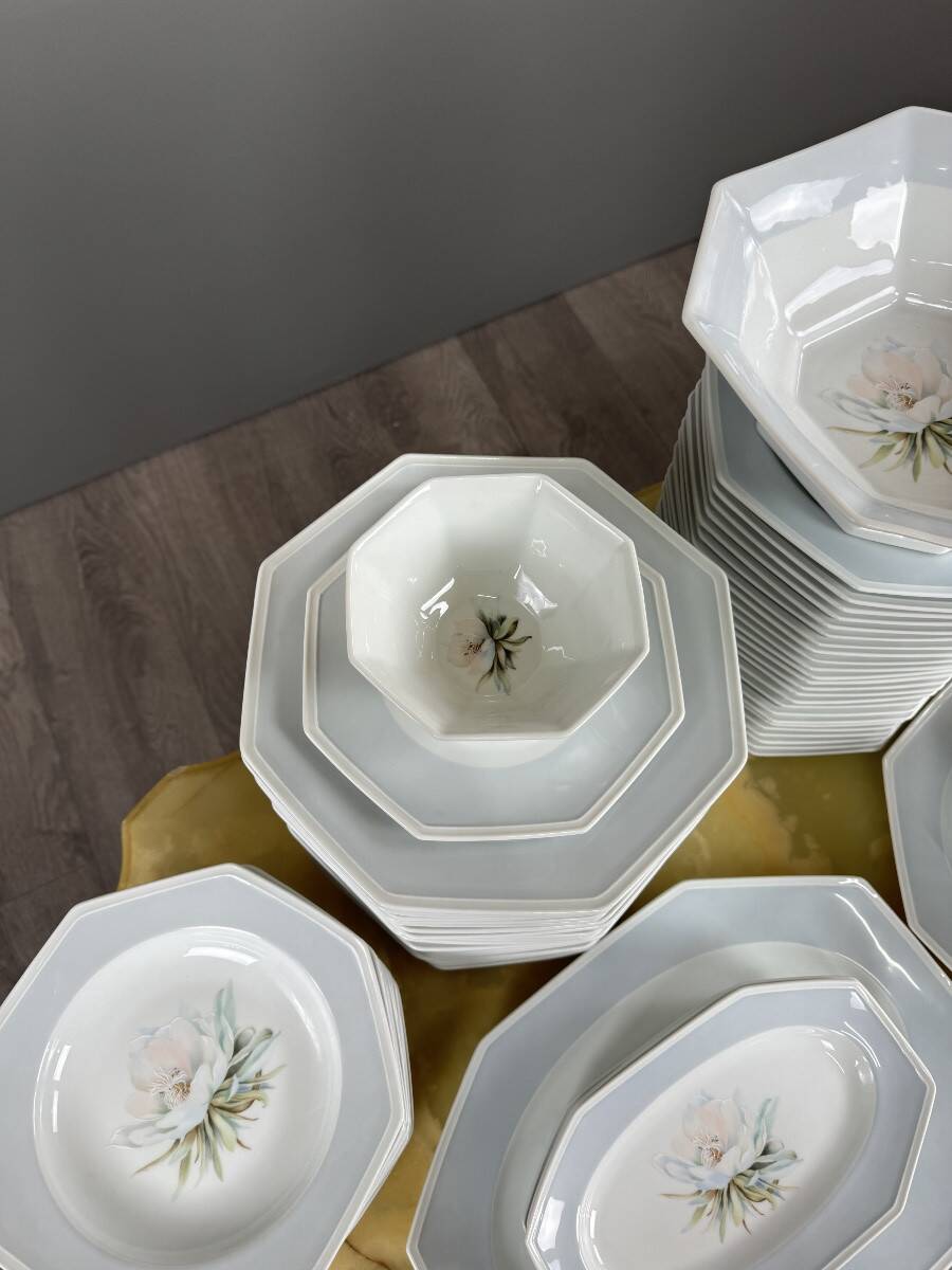 Important Limoges porcelain table service, 71 pieces, 20th century.