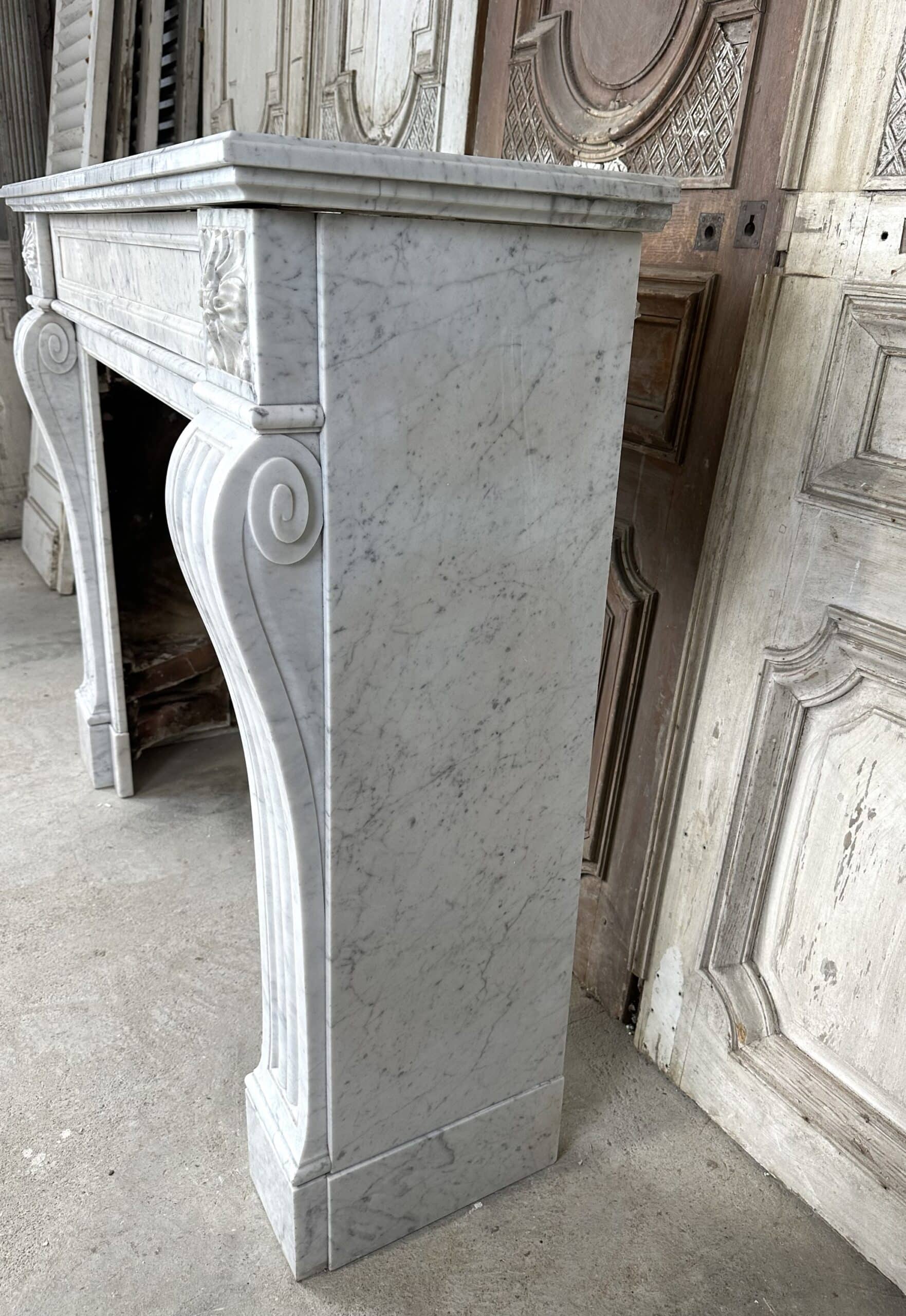 Cheminée en marbre blanc de carrare style Louis XVI vers 1890