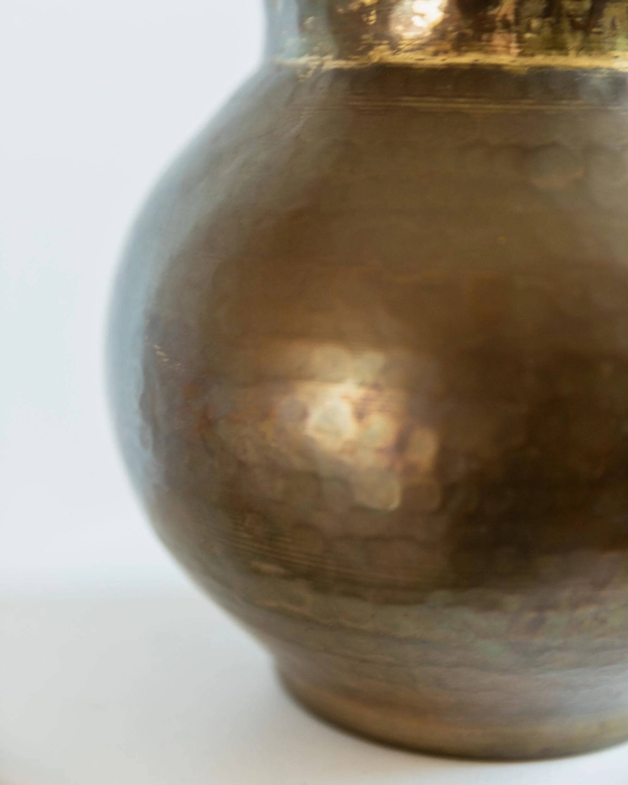 Vase vintage en laiton des années 1960, forme sphérique avec bord ondulé