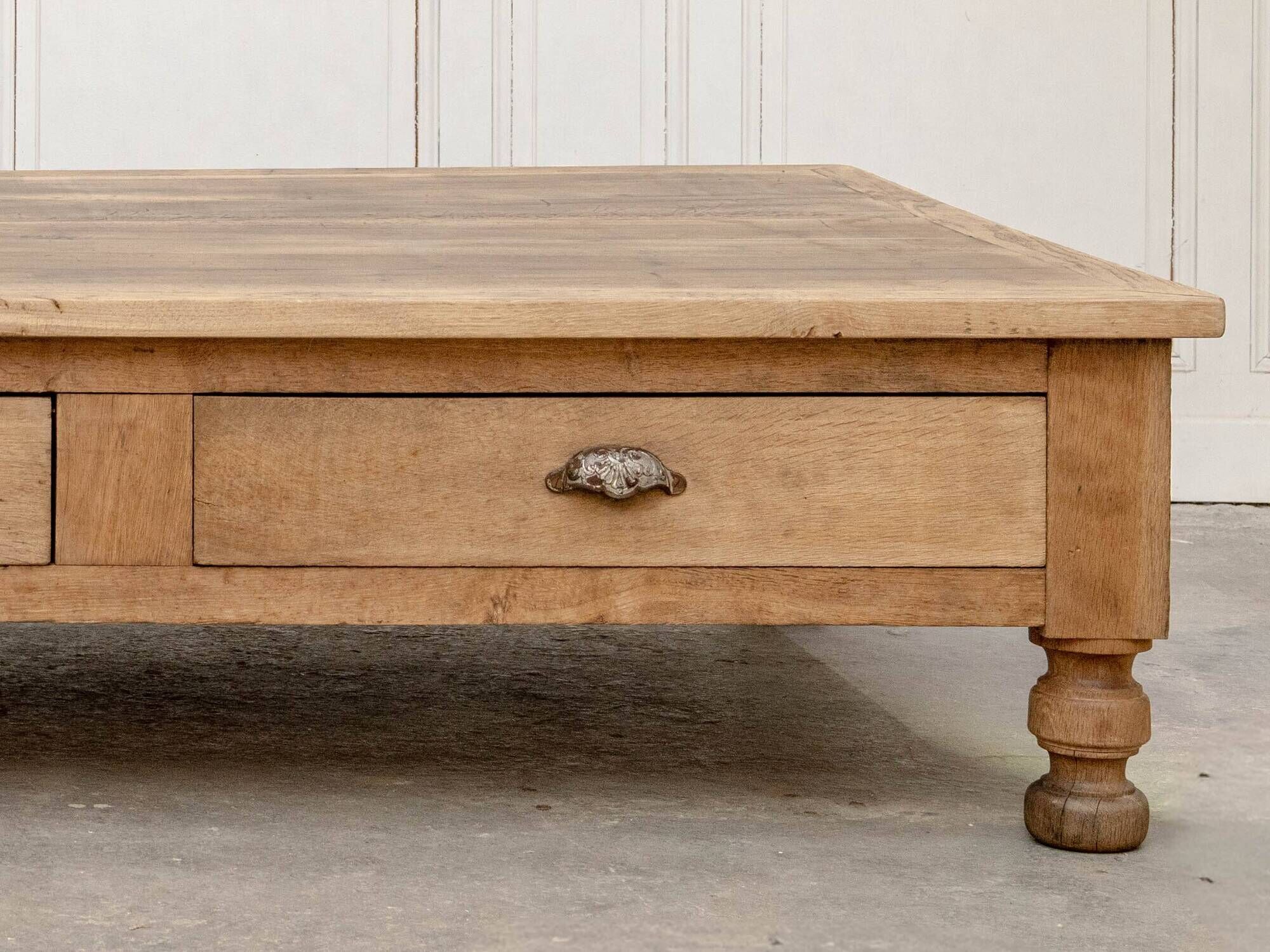 Exceptional oak coffee table, antique draper's table from the 19th century.