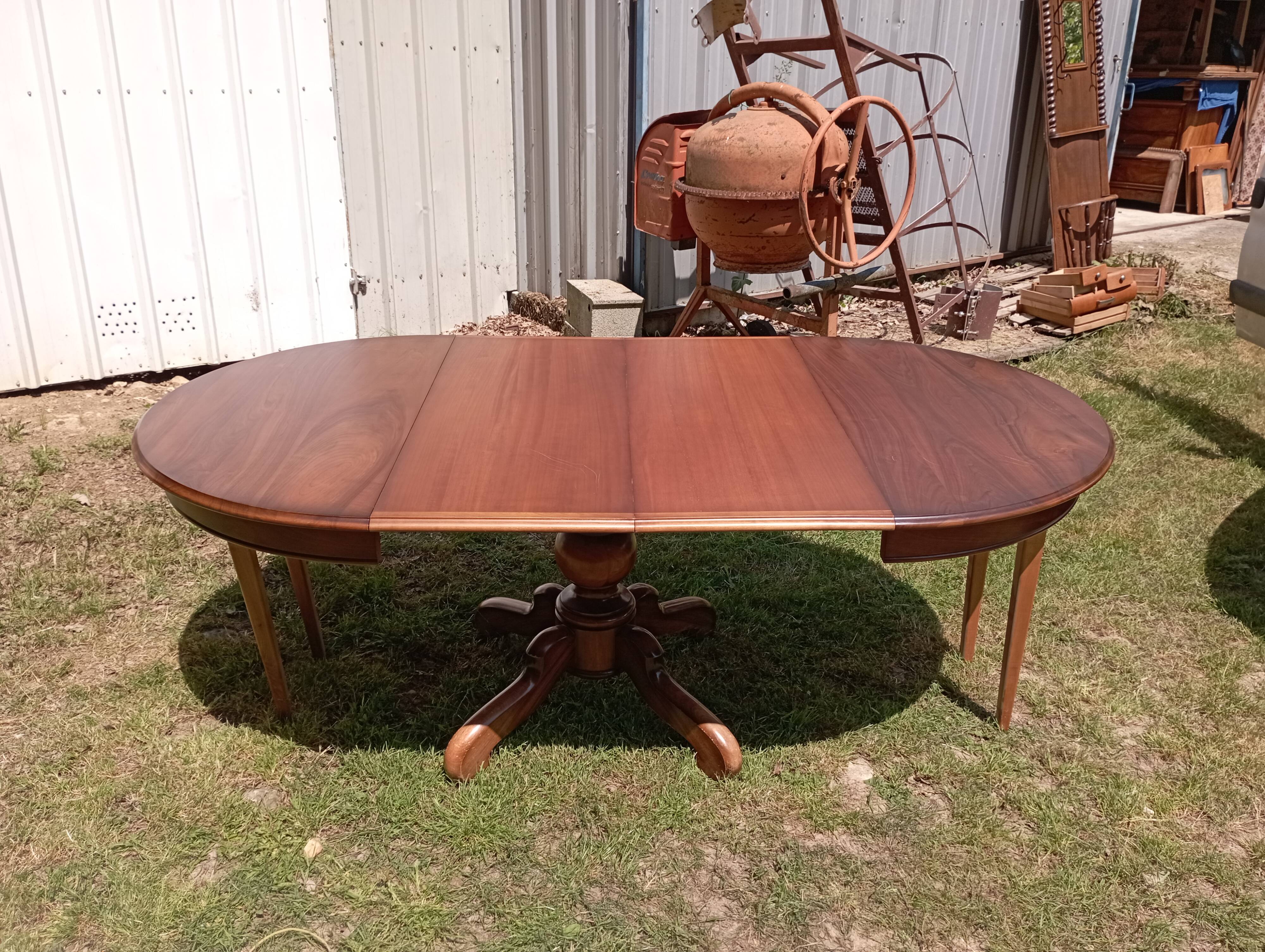 Walnut pedestal table from Briat furniture