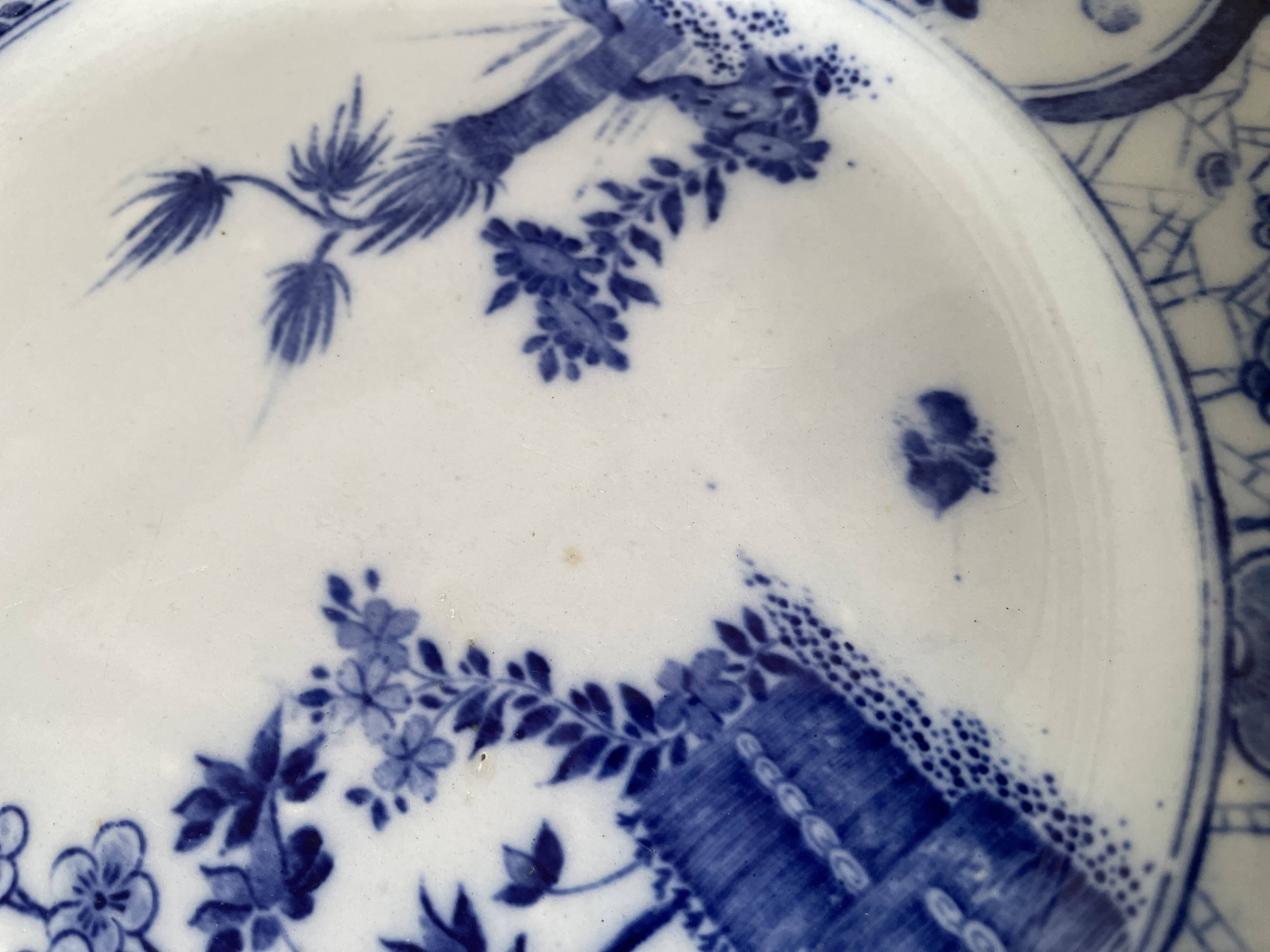 Assiette sur piédouche en faïence bleue et blanche Creil & Montereau, service "Japon", XIXème siècle