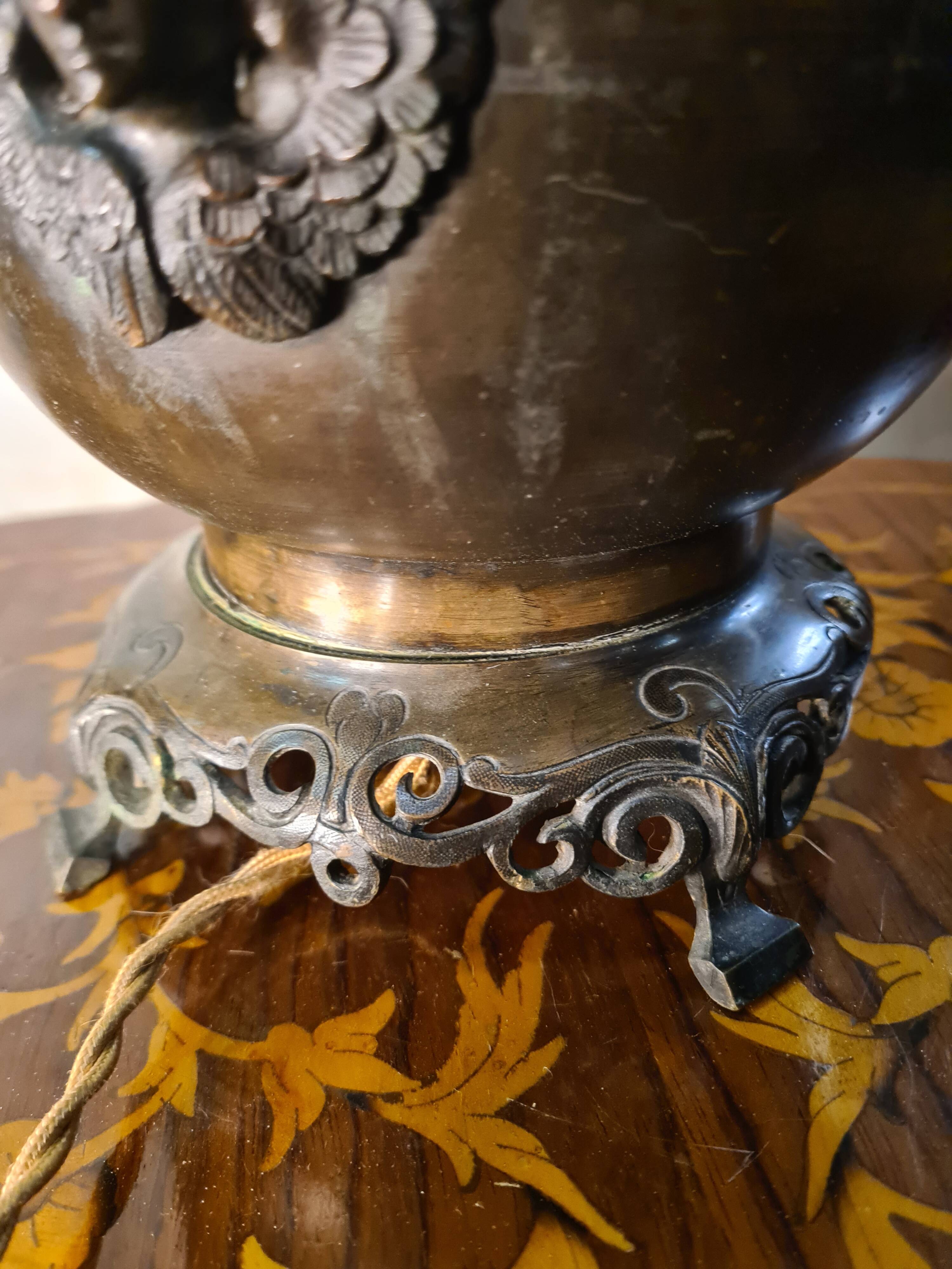 Caryatid lamp in bronze from 1900, Art Nouveau style, with a beautiful glass shade.