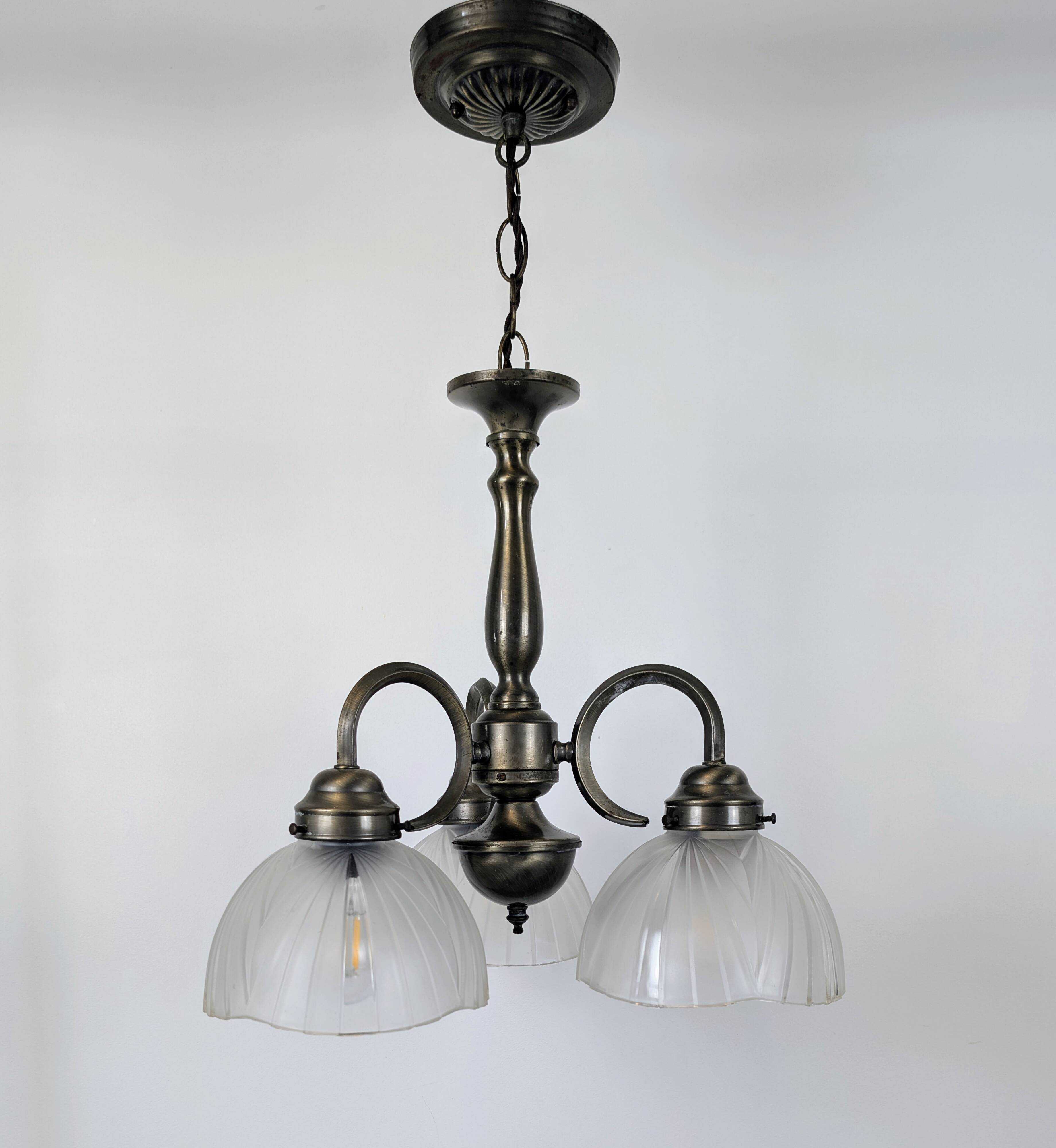 Antique Art Deco chandelier with 3 arms in patinated metal and ribbed glass.