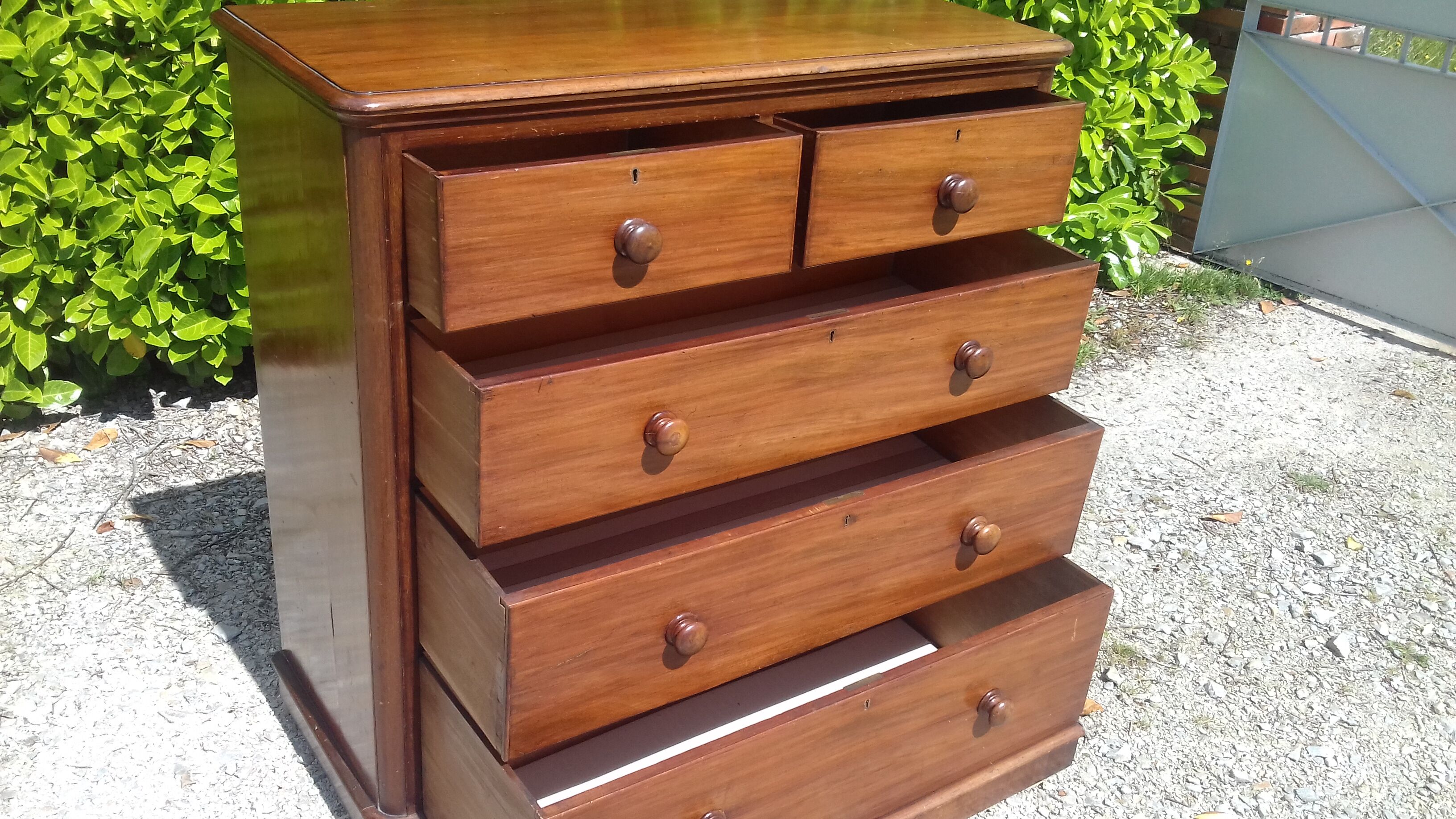Victorian chest of drawers 5 19th century mahogany drawers.