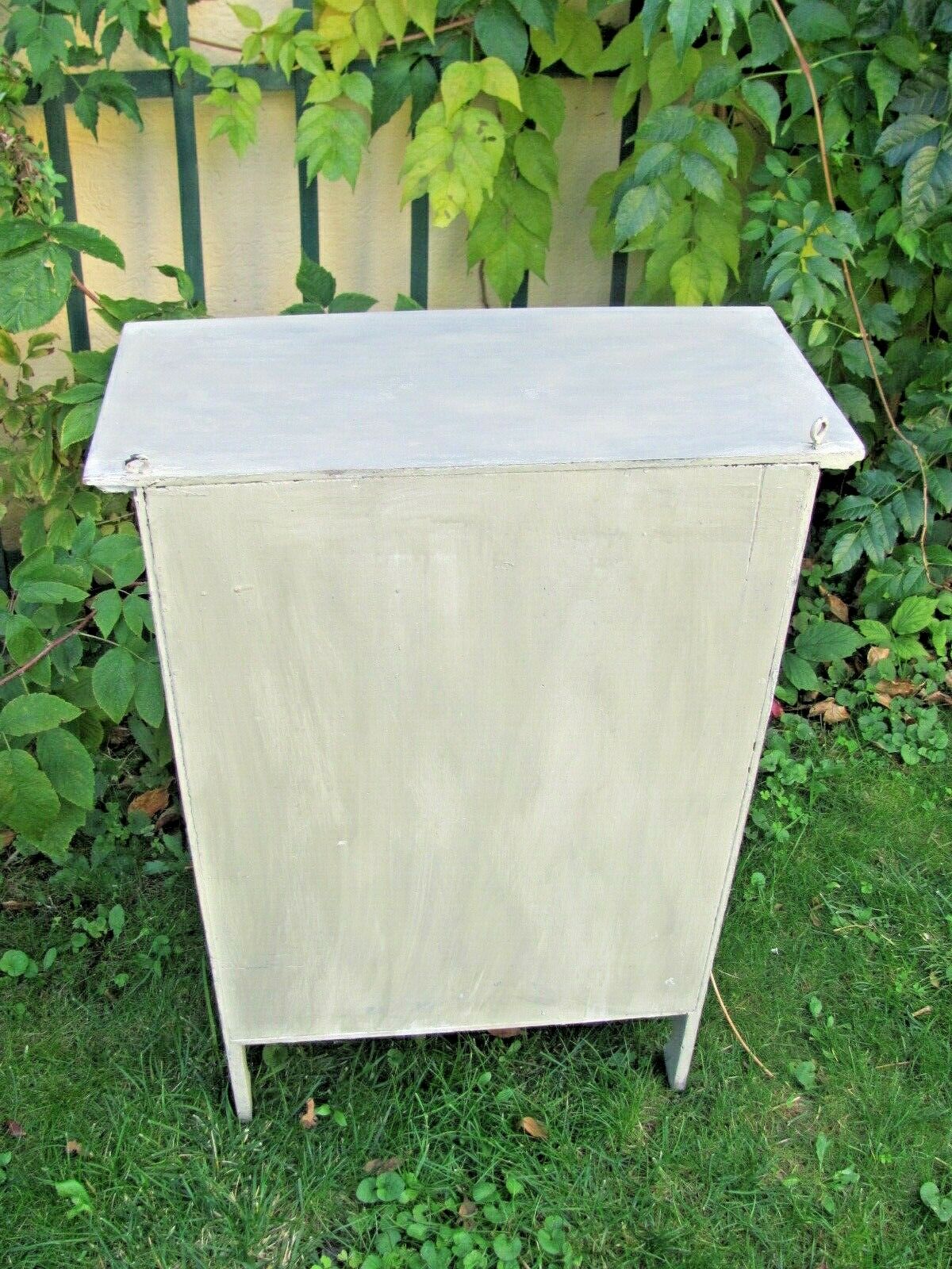 Small hanging cabinet or medicine cabinet