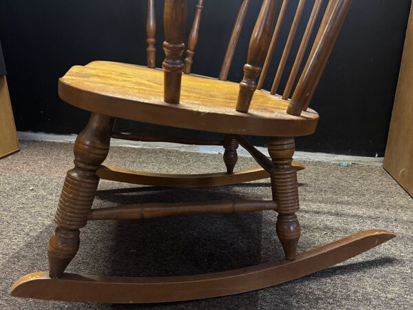Rocking chair en bois – fauteuil à bascule