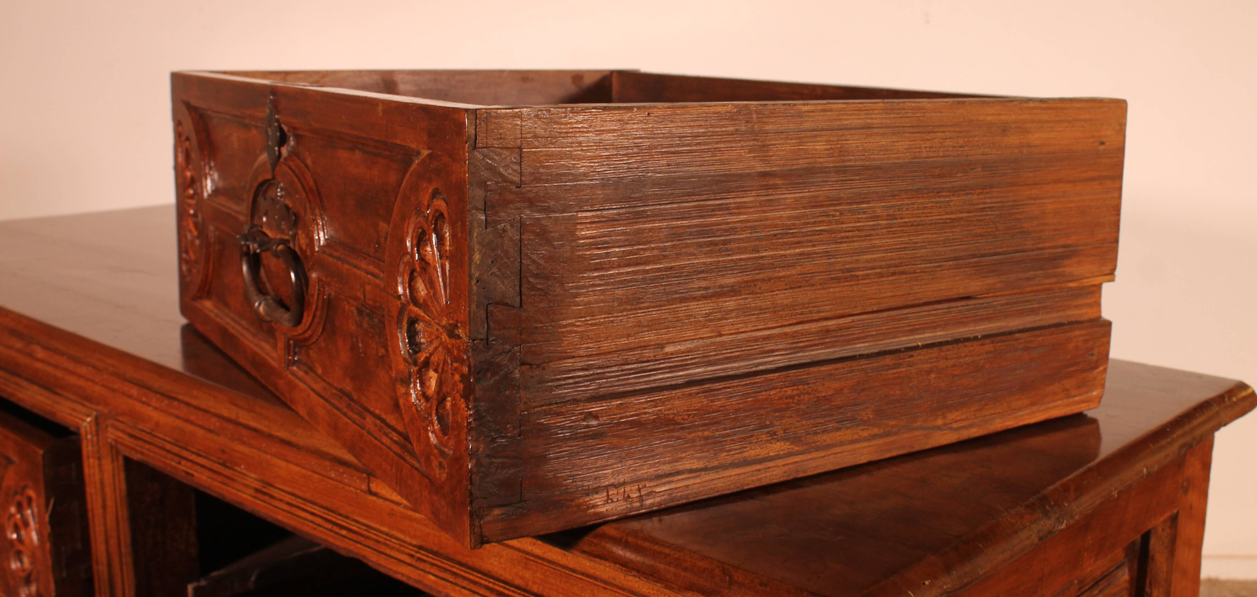 Meuble De Sacristie Renaissance Espagnol En Noyer Circa 1600