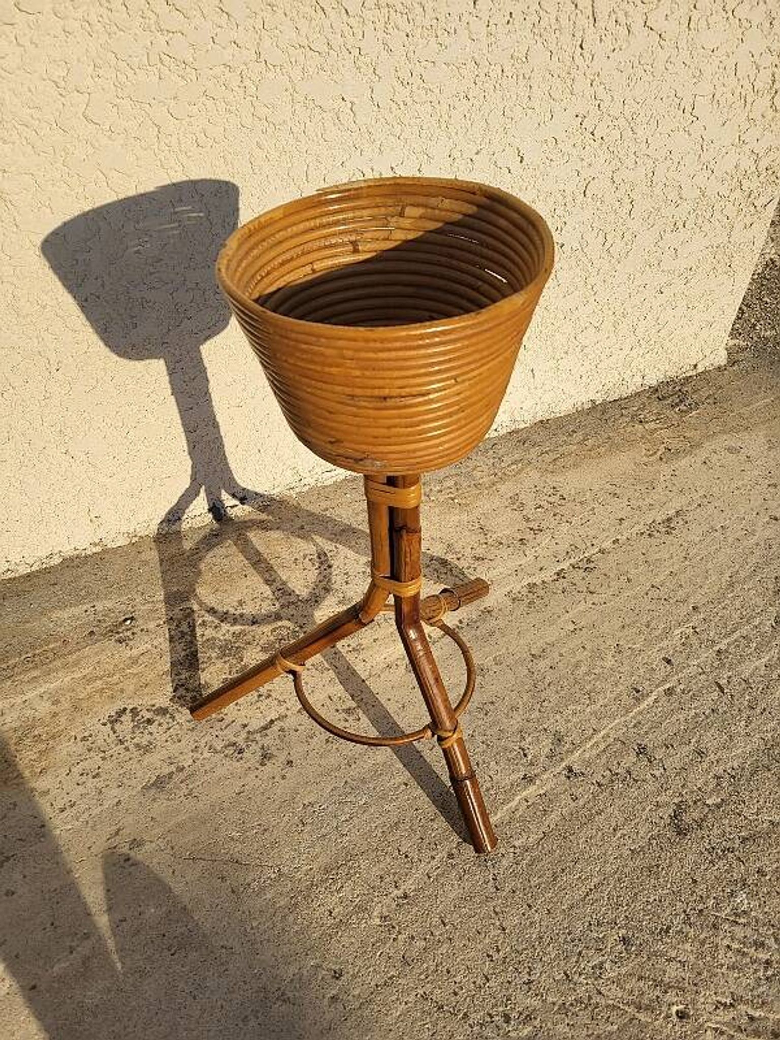 PORTE POT DE FLEUR EN ROTIN 1960