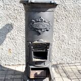 Poêle décoratif ancien en fonte noir Germare charbon bois