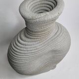 Vase brutaliste en ciment texturé