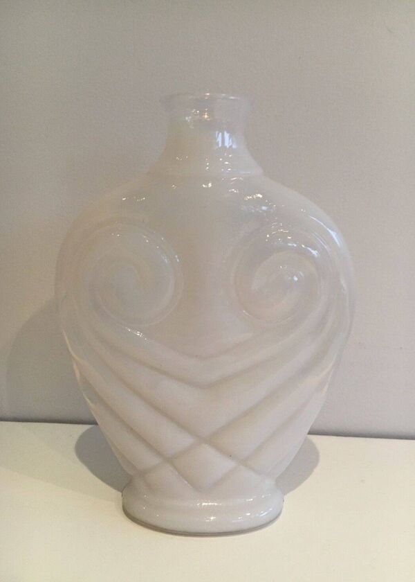 Vase hibou en verre opalin blanc. Vers 1970