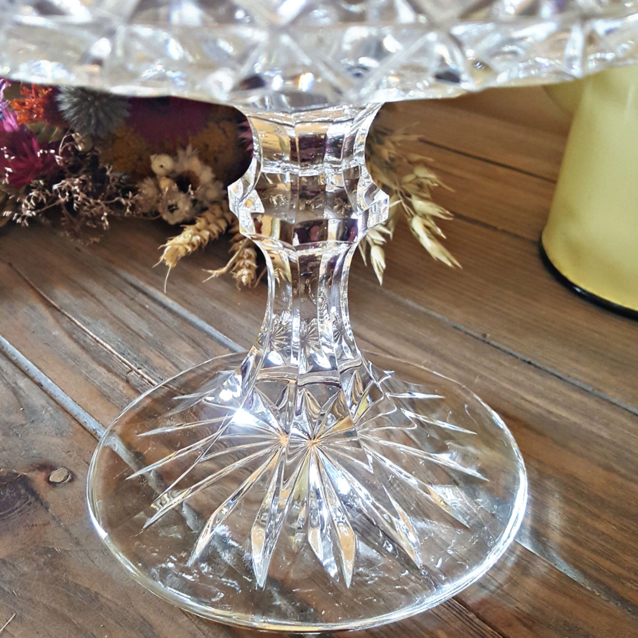 Chiseled glass compotier