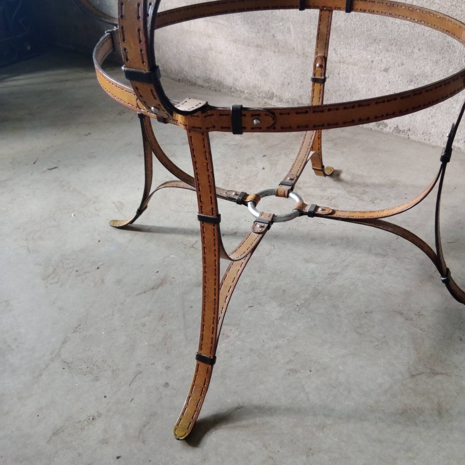 Table de salon en verre et métal esprit Hermès
