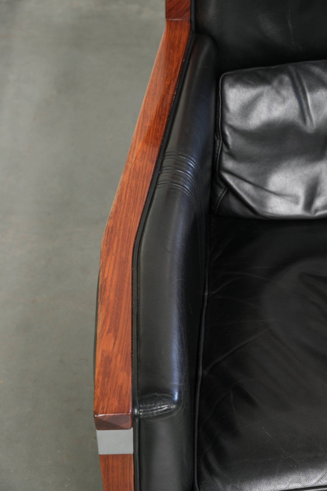 Fauteuil Art Déco en cuir de vache au design élégant