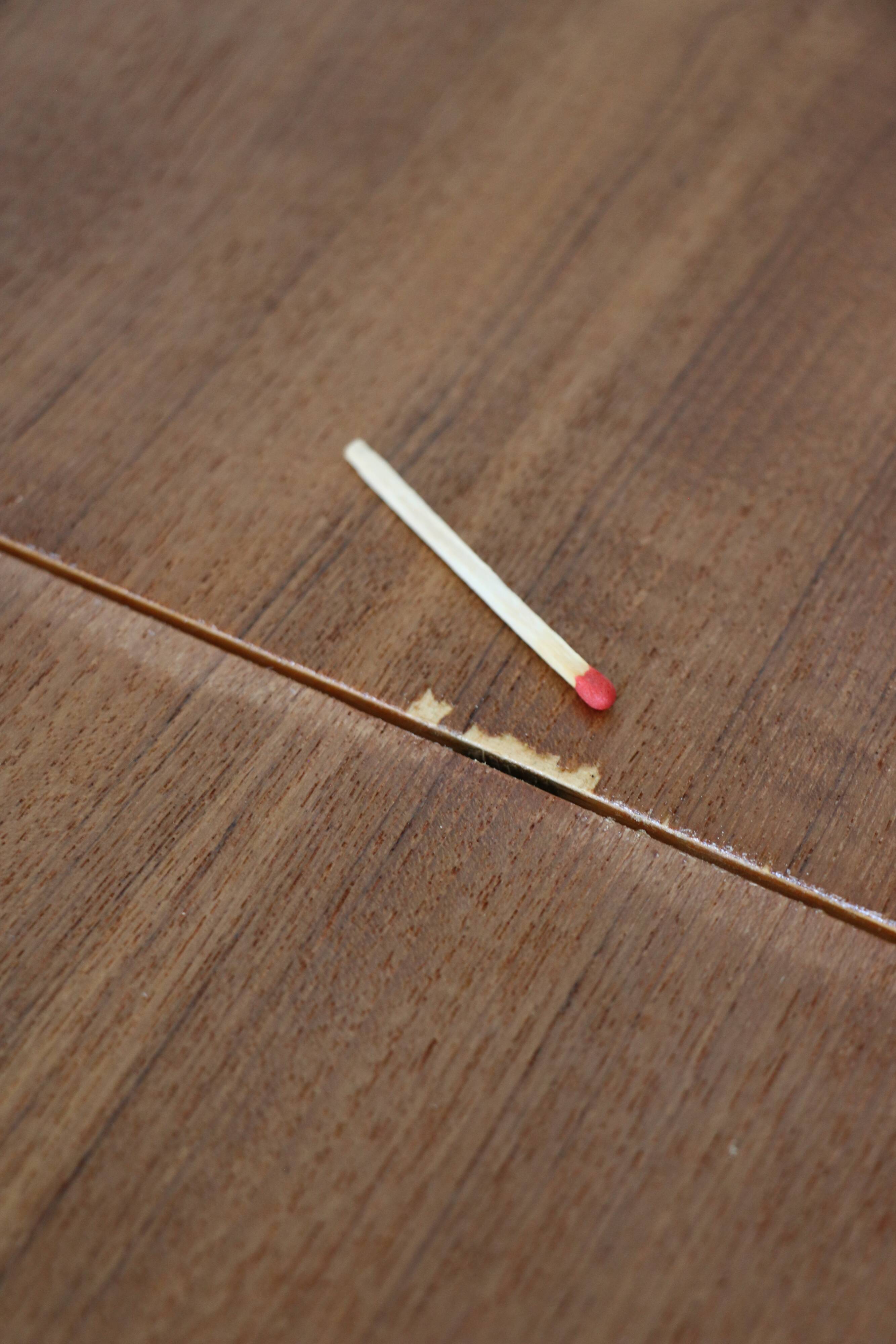 Extendable round table with butterfly extension system