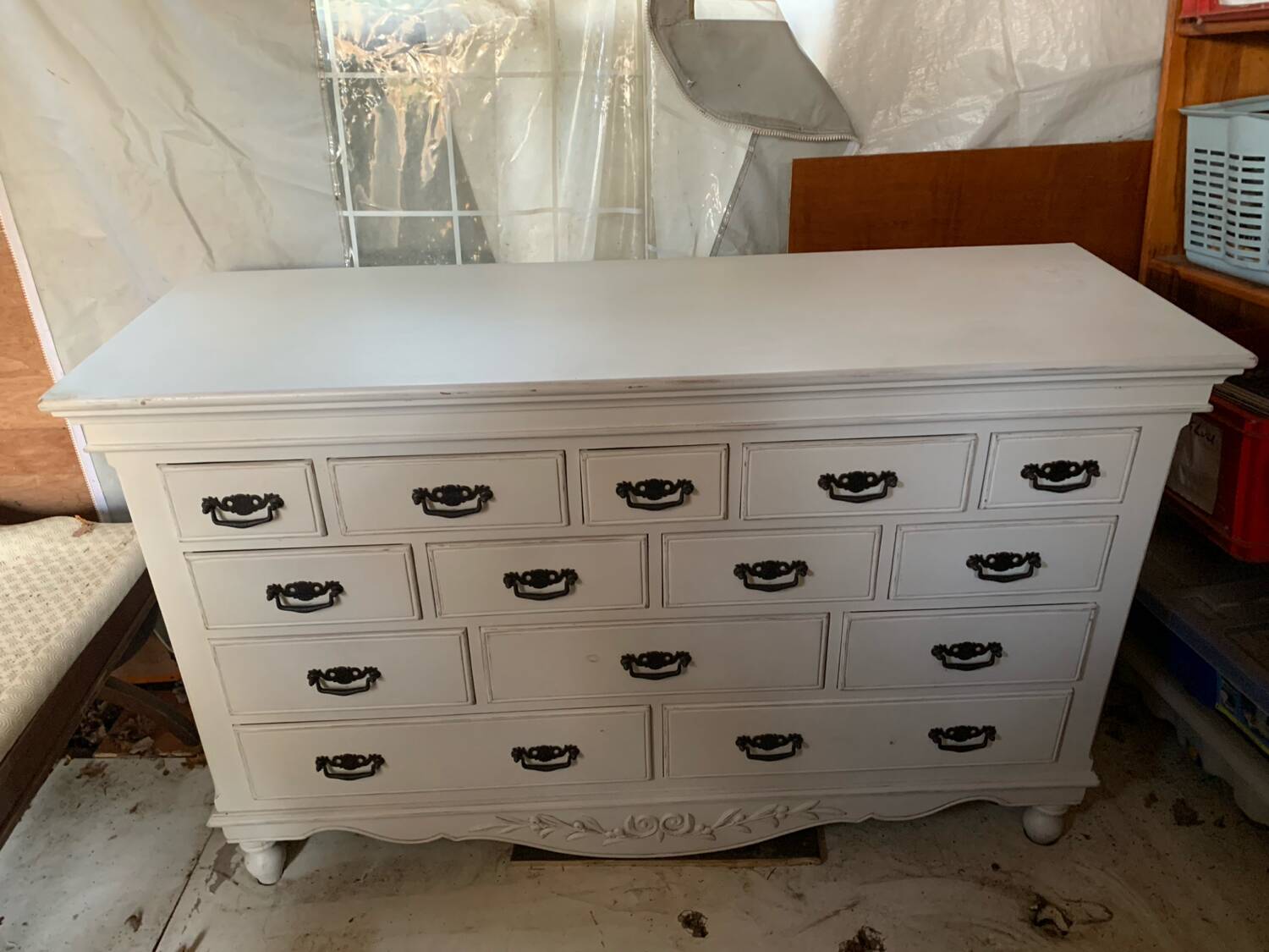 Dresser/set of drawers and its table lamps