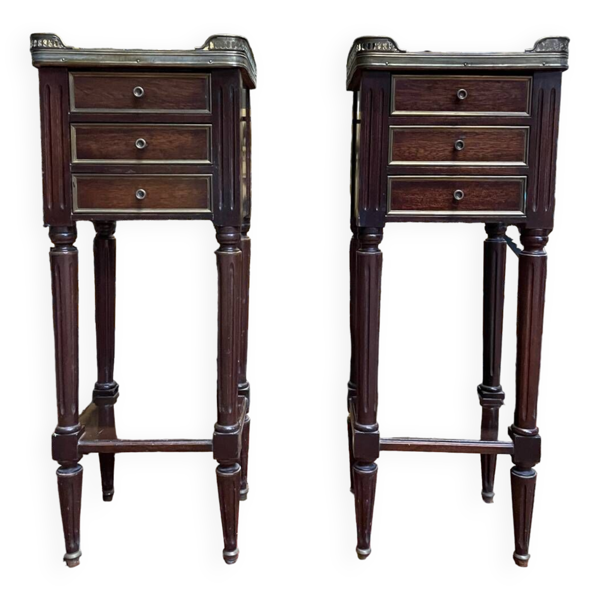 Paire de tables de chevets de style Louis XVI